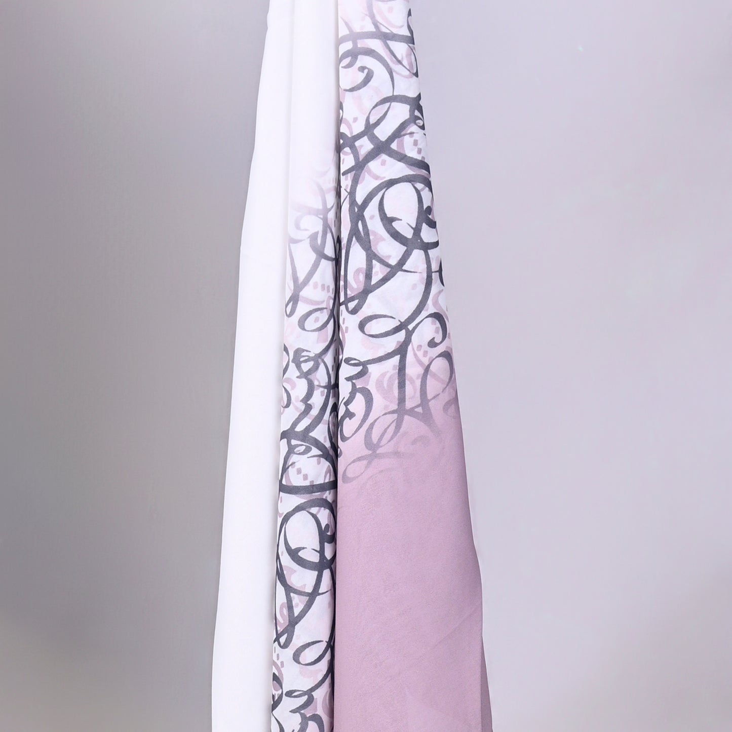 Krepp-Hijab mit arabischem Buchstabendruck (كريب مطبع أحرف عربي القماشة كريب)
