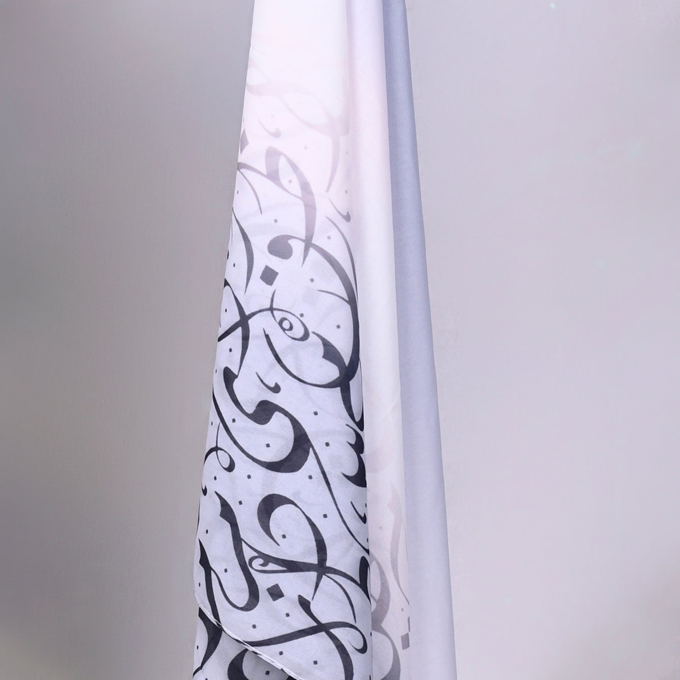 Krepp-Hijab mit arabischem Buchstabendruck (كريب مطبع أحرف عربي القماشة كريب)