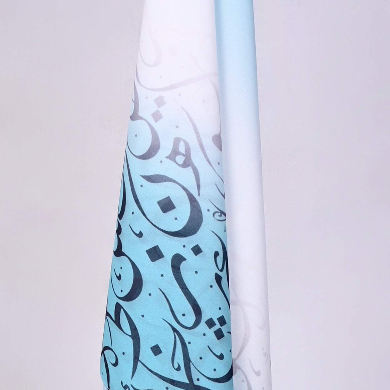 Krepp-Hijab mit arabischem Buchstabendruck (كريب مطبع أحرف عربي القماشة كريب)
