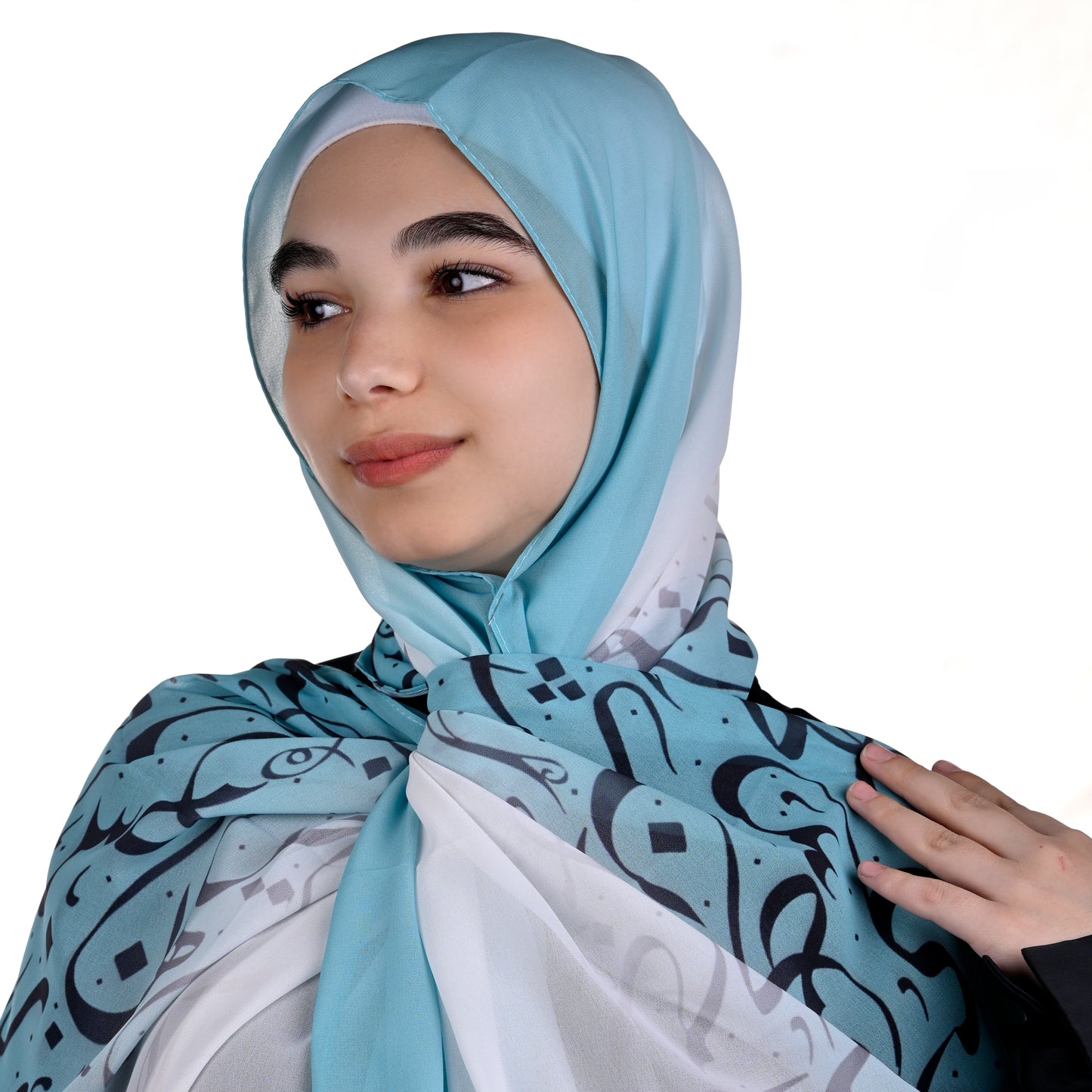 Krepp-Hijab mit arabischem Buchstabendruck (كريب مطبع أحرف عربي القماشة كريب)
