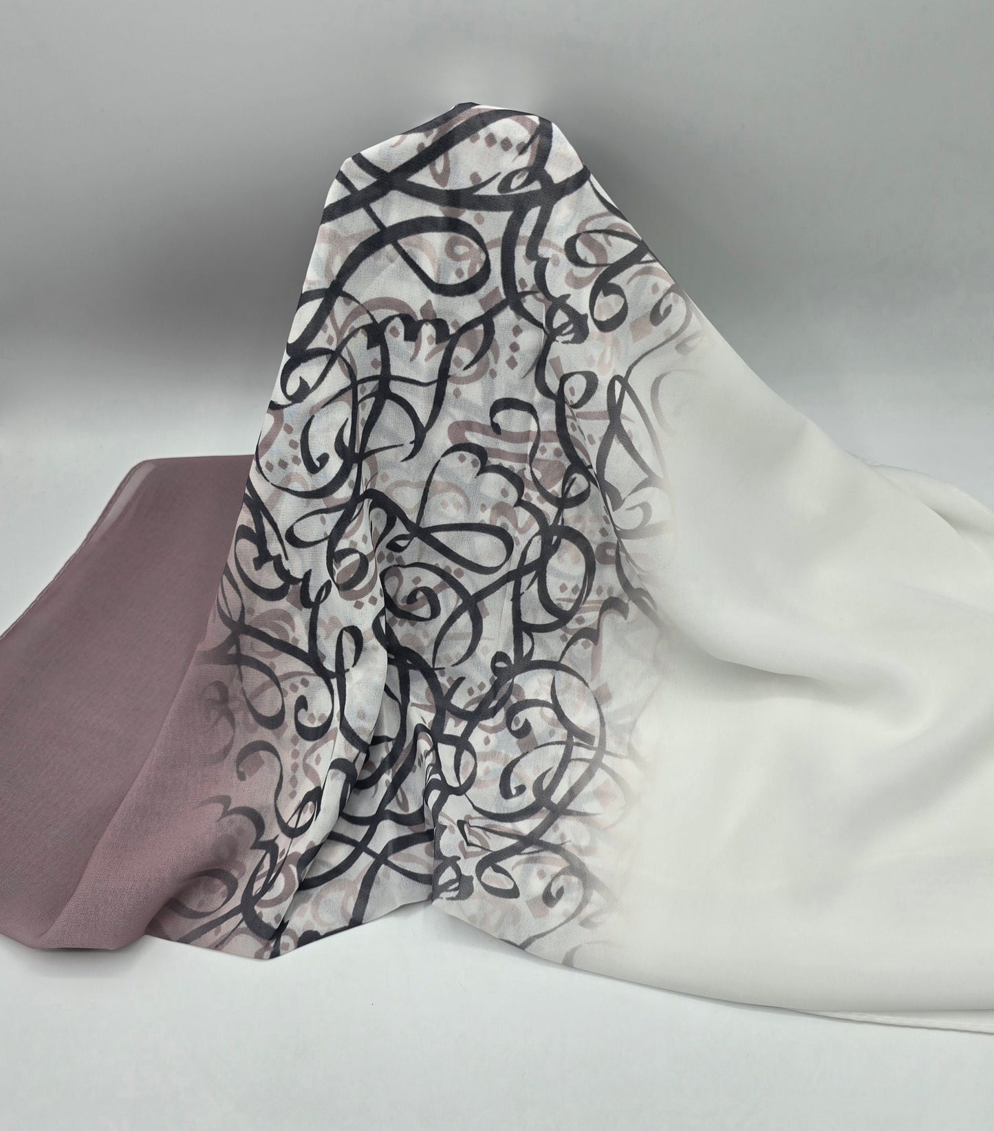 Krepp-Hijab mit arabischem Buchstabendruck (كريب مطبع أحرف عربي القماشة كريب)