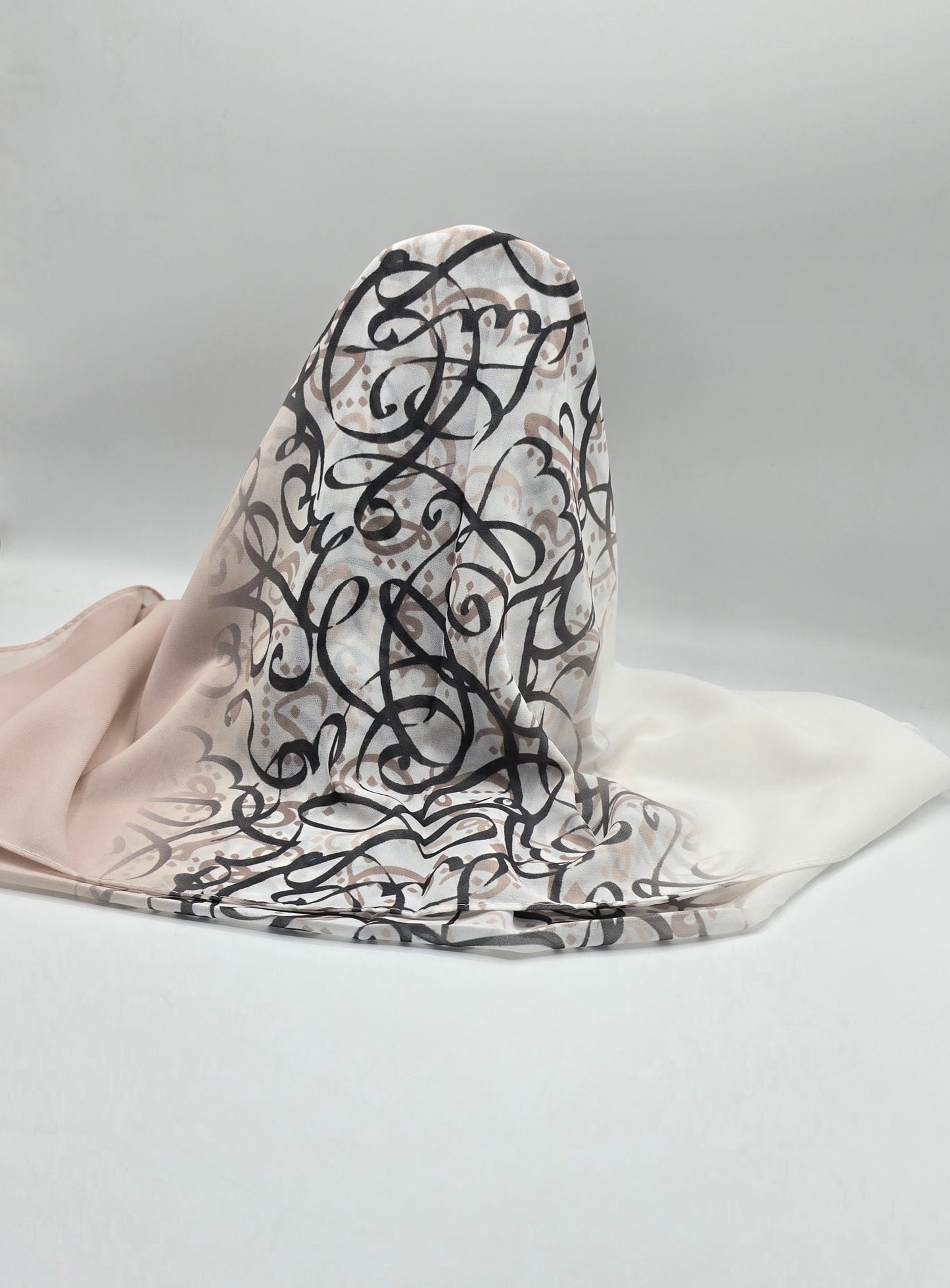 Krepp-Hijab mit arabischem Buchstabendruck (كريب مطبع أحرف عربي القماشة كريب)