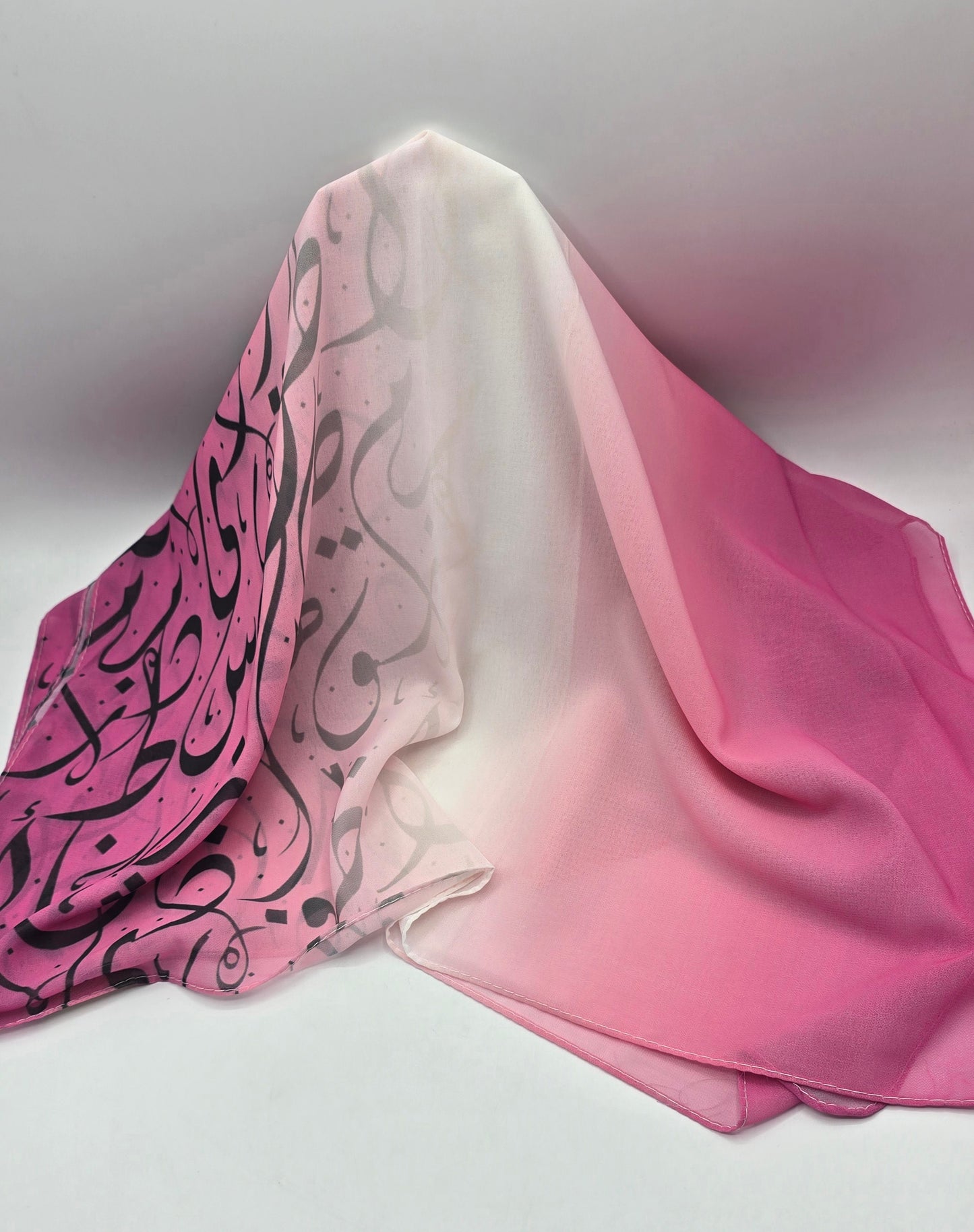 Krepp-Hijab mit arabischem Buchstabendruck (كريب مطبع أحرف عربي القماشة كريب)