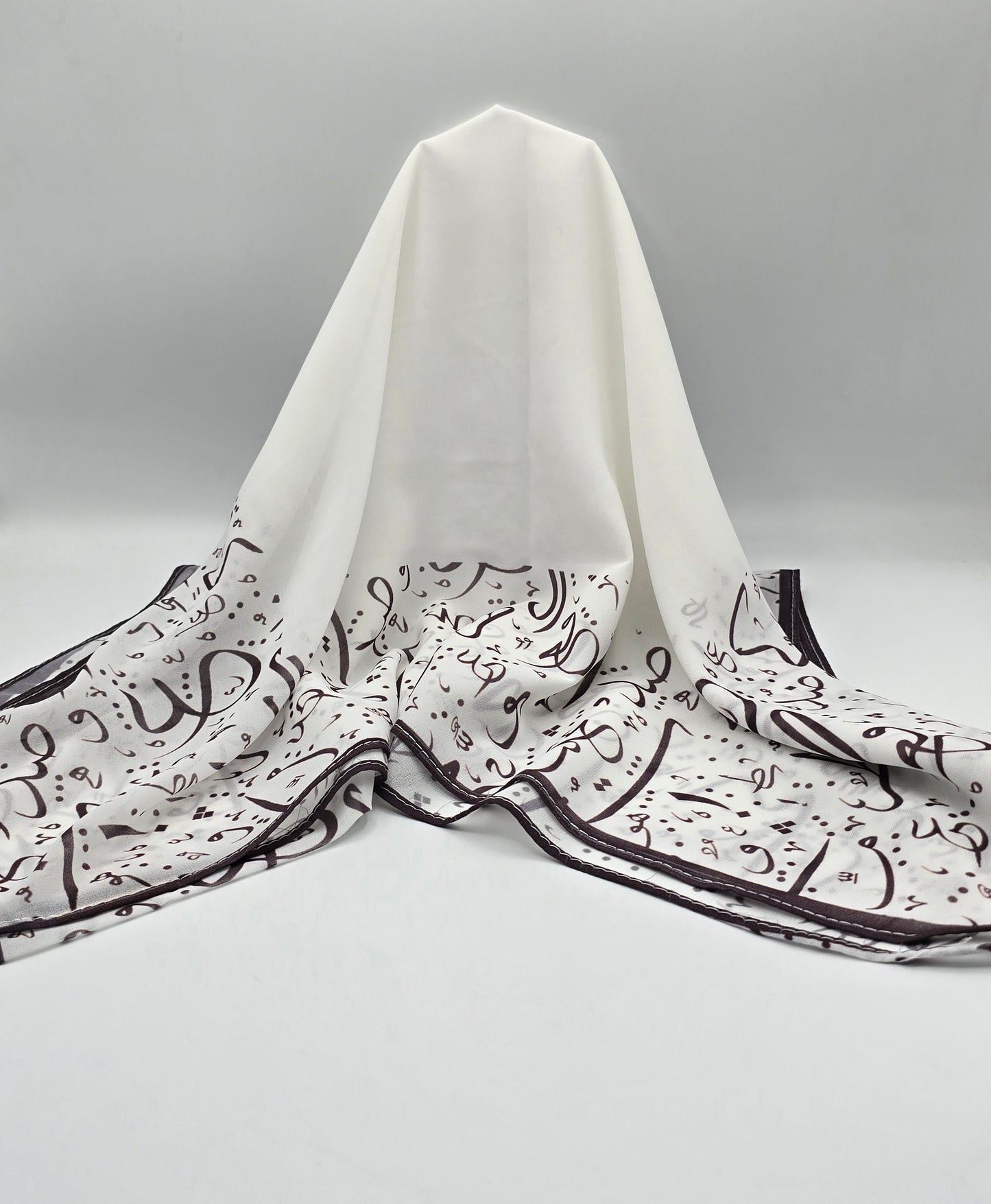 Krepp-Hijab mit arabischem Buchstabendruck (كريب مطبع أحرف عربي القماشة كريب)