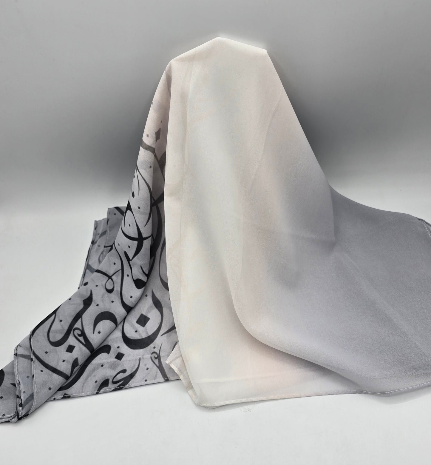 Krepp-Hijab mit arabischem Buchstabendruck (كريب مطبع أحرف عربي القماشة كريب)