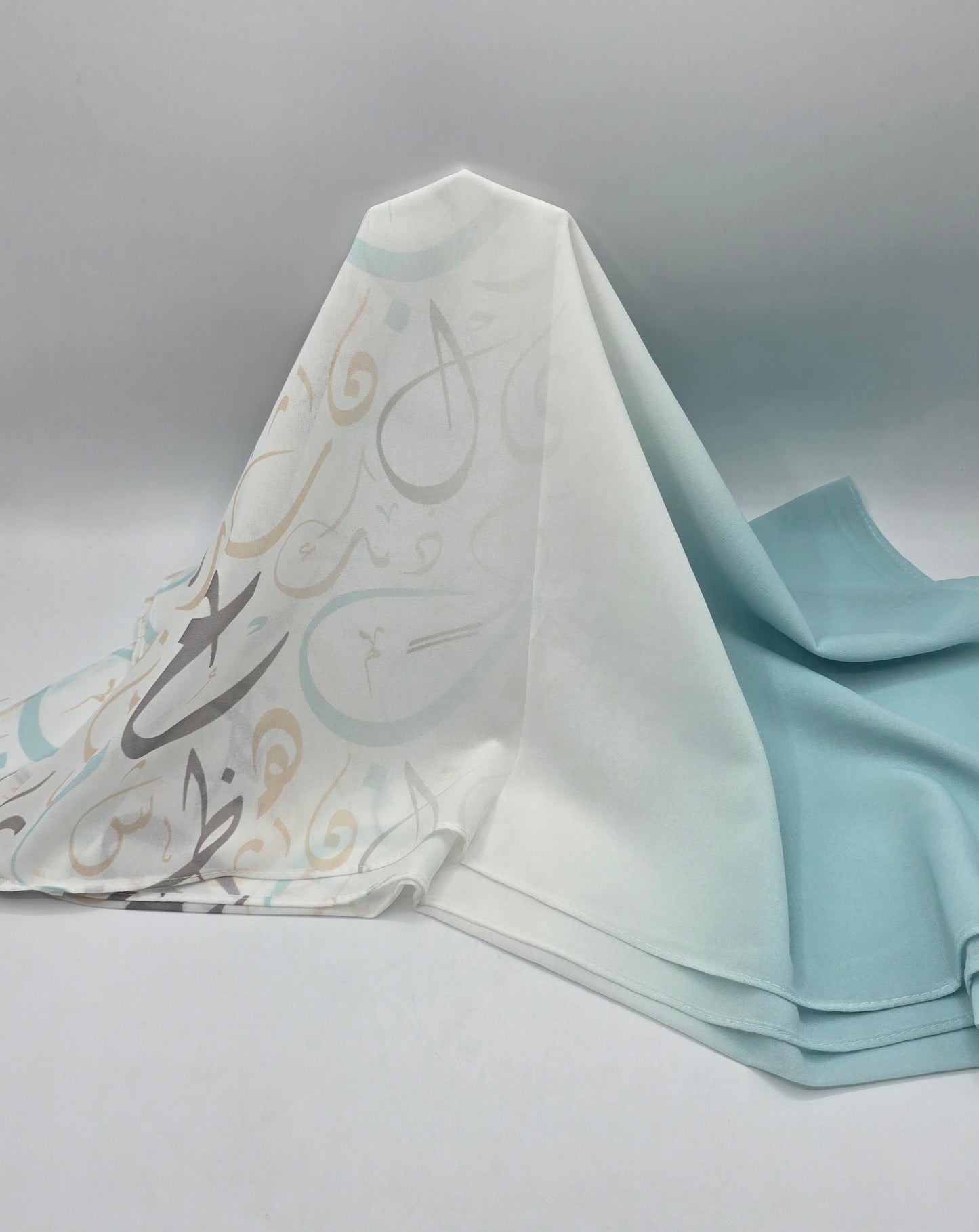 Krepp-Hijab mit arabischem Buchstabendruck (كريب مطبع أحرف عربي القماشة كريب)