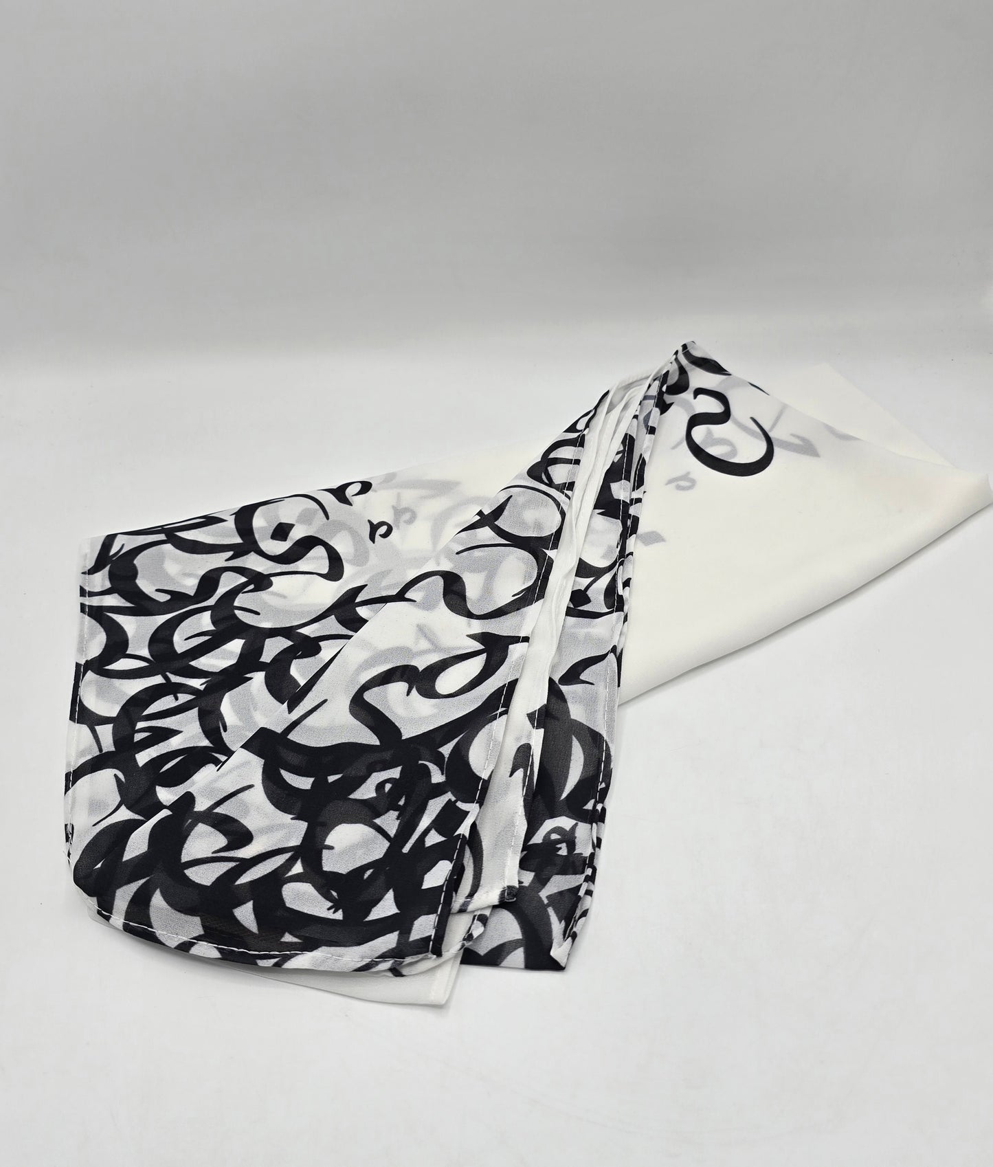 Krepp-Hijab mit arabischem Buchstabendruck (كريب مطبع أحرف عربي القماشة كريب)