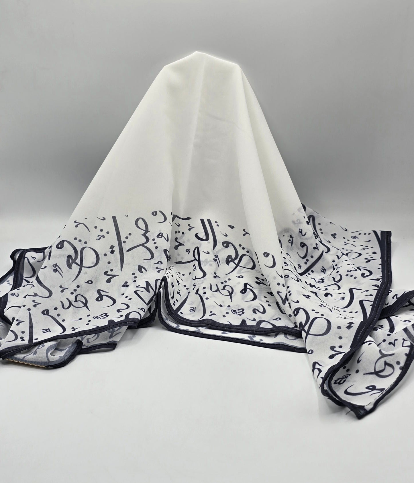Krepp-Hijab mit arabischem Buchstabendruck (كريب مطبع أحرف عربي القماشة كريب)
