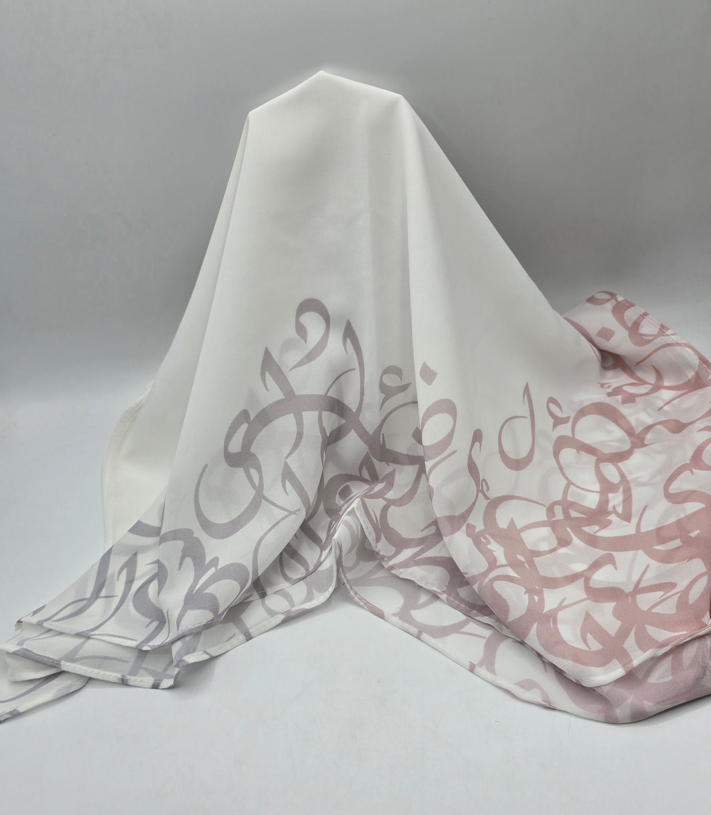 Krepp-Hijab mit arabischem Buchstabendruck (كريب مطبع أحرف عربي القماشة كريب)