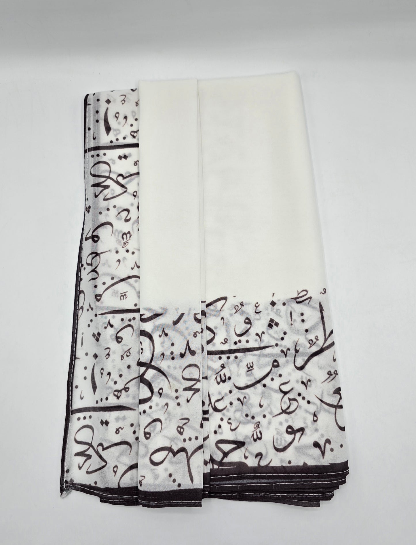 Krepp-Hijab mit arabischem Buchstabendruck (كريب مطبع أحرف عربي القماشة كريب)