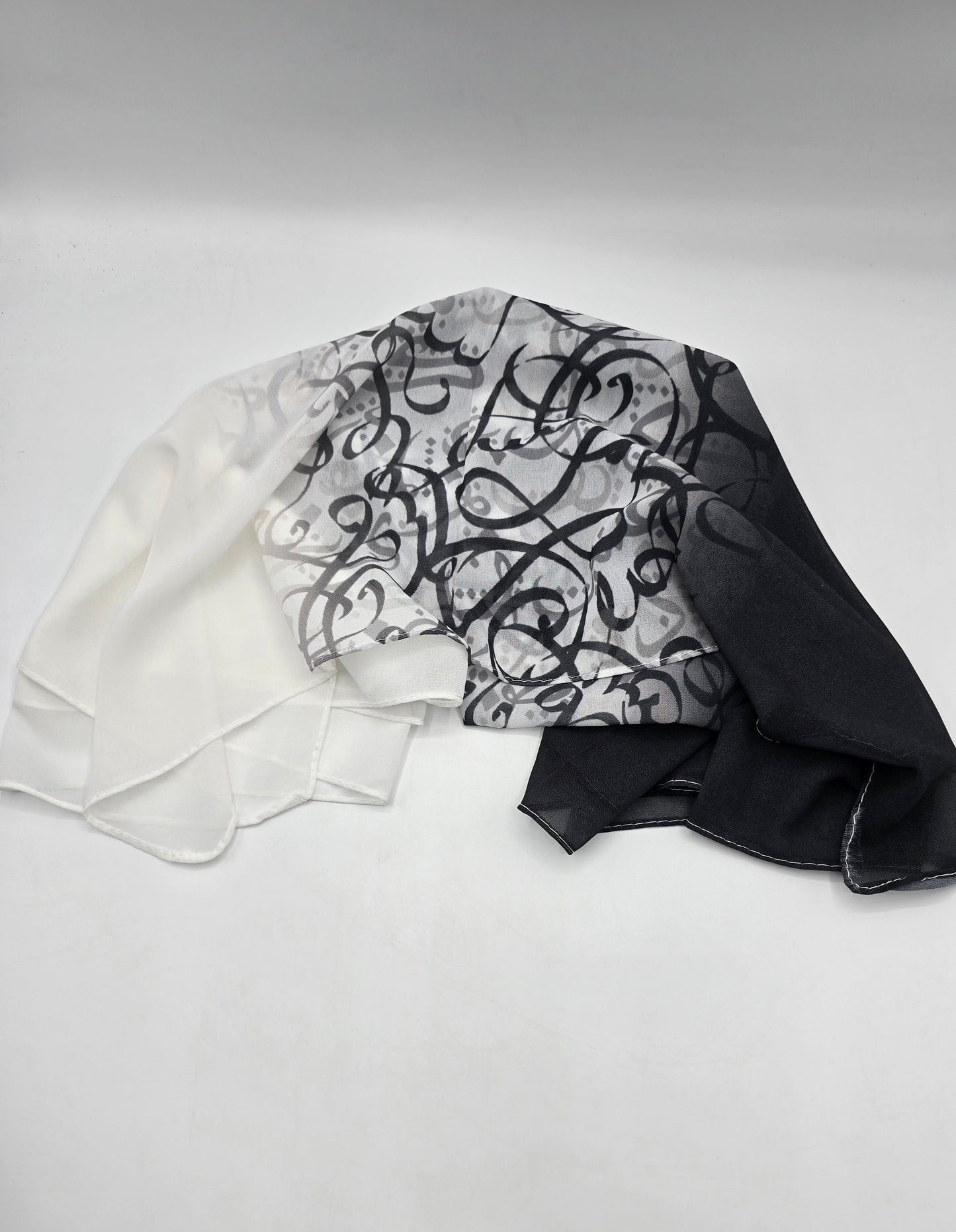 Krepp-Hijab mit arabischem Buchstabendruck (كريب مطبع أحرف عربي القماشة كريب)