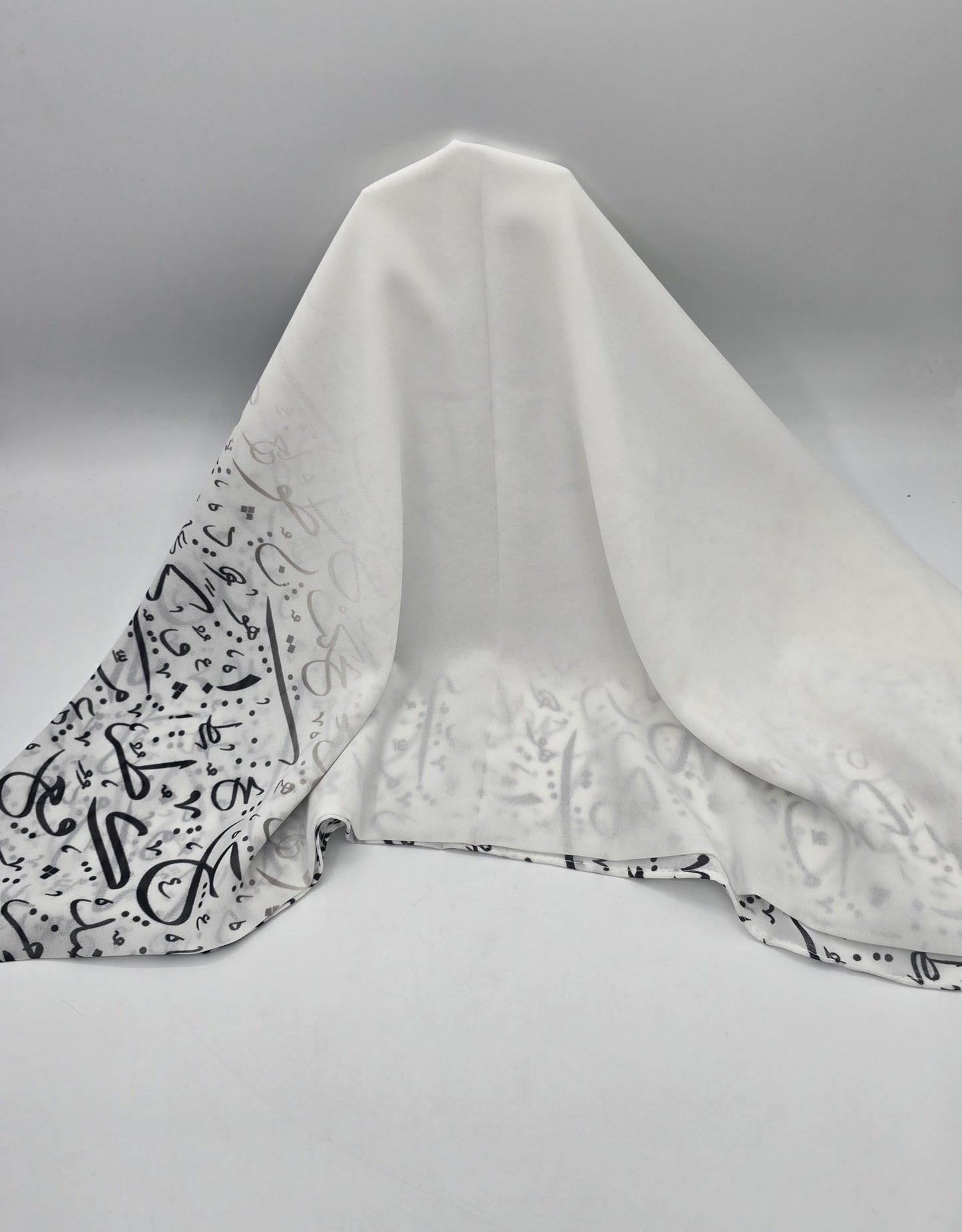 Krepp-Hijab mit arabischem Buchstabendruck (كريب مطبع أحرف عربي القماشة كريب)