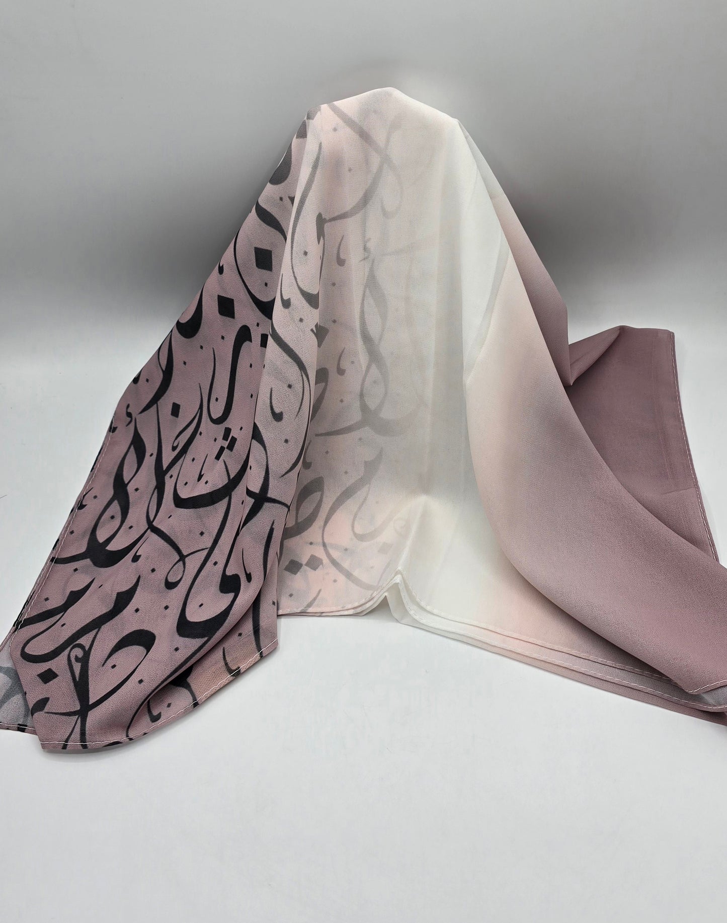 Krepp-Hijab mit arabischem Buchstabendruck (كريب مطبع أحرف عربي القماشة كريب)