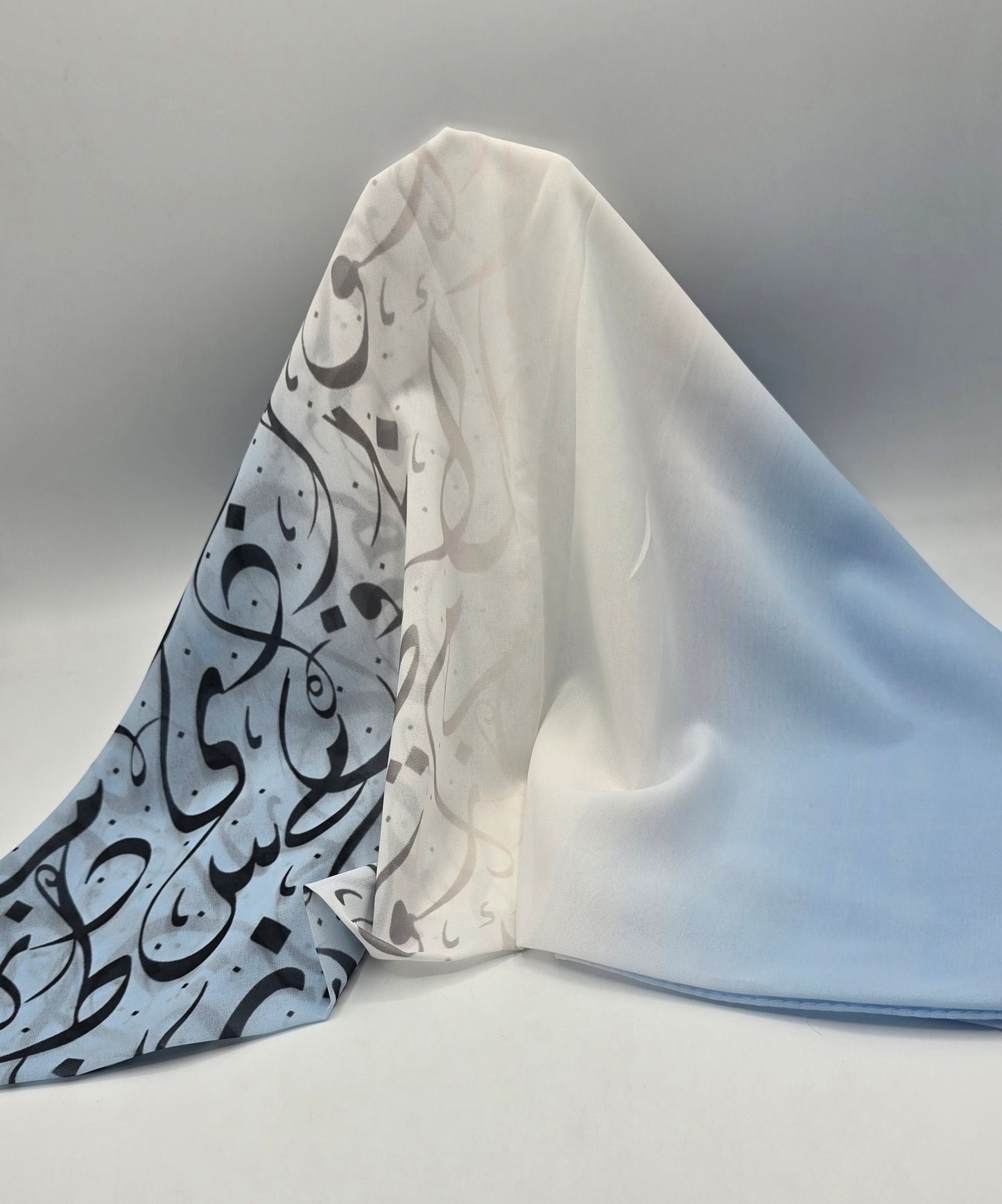 Krepp-Hijab mit arabischem Buchstabendruck (كريب مطبع أحرف عربي القماشة كريب)
