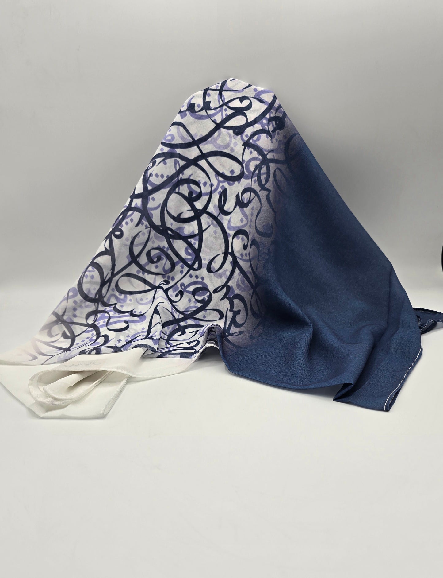Krepp-Hijab mit arabischem Buchstabendruck (كريب مطبع أحرف عربي القماشة كريب)
