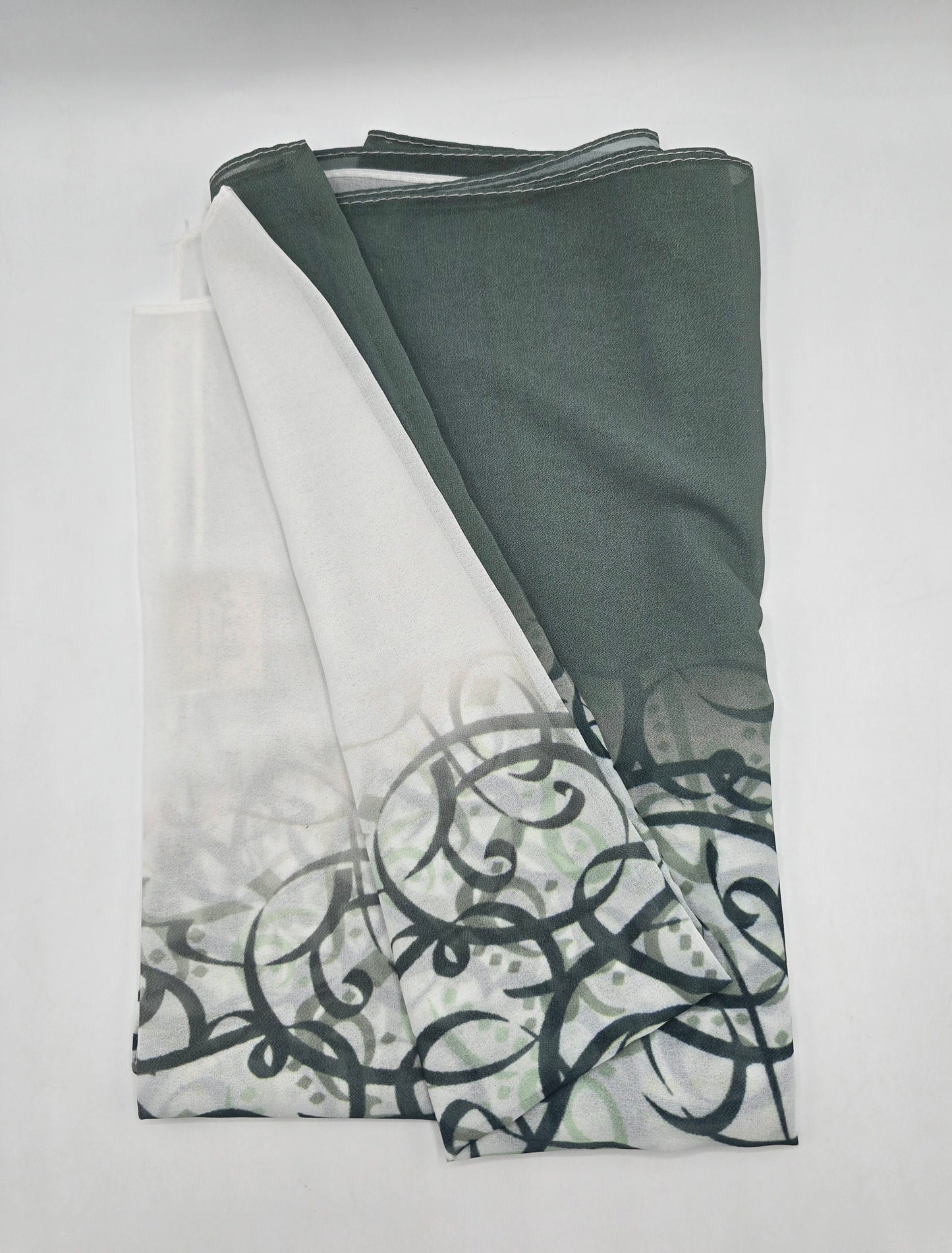 Krepp-Hijab mit arabischem Buchstabendruck (كريب مطبع أحرف عربي القماشة كريب)