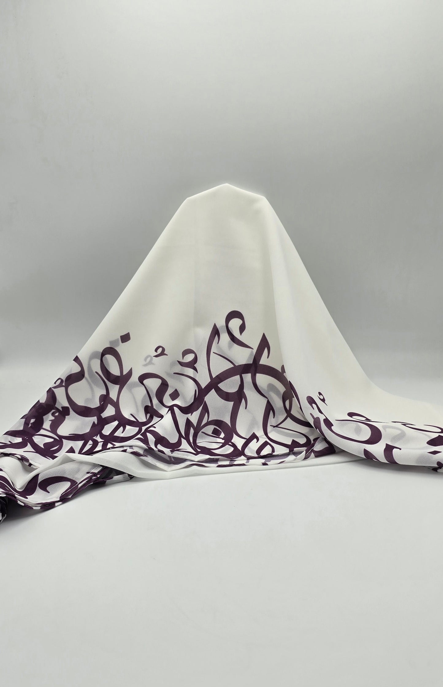 Krepp-Hijab mit arabischem Buchstabendruck (كريب مطبع أحرف عربي القماشة كريب)