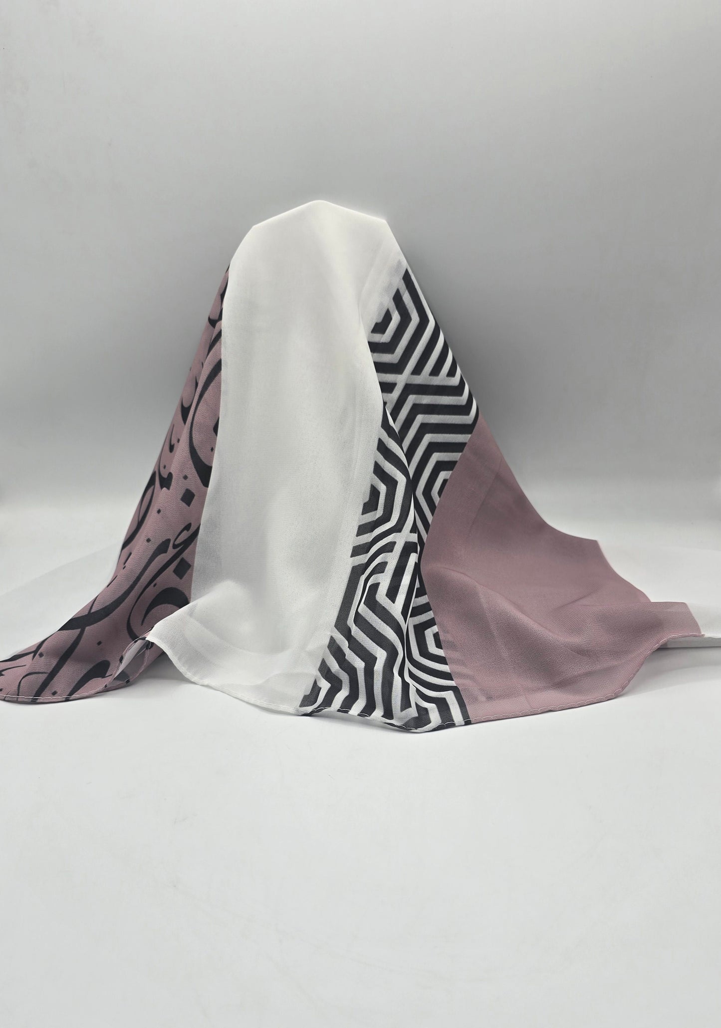Krepp-Hijab mit arabischem Buchstabendruck (كريب مطبع أحرف عربي القماشة كريب)