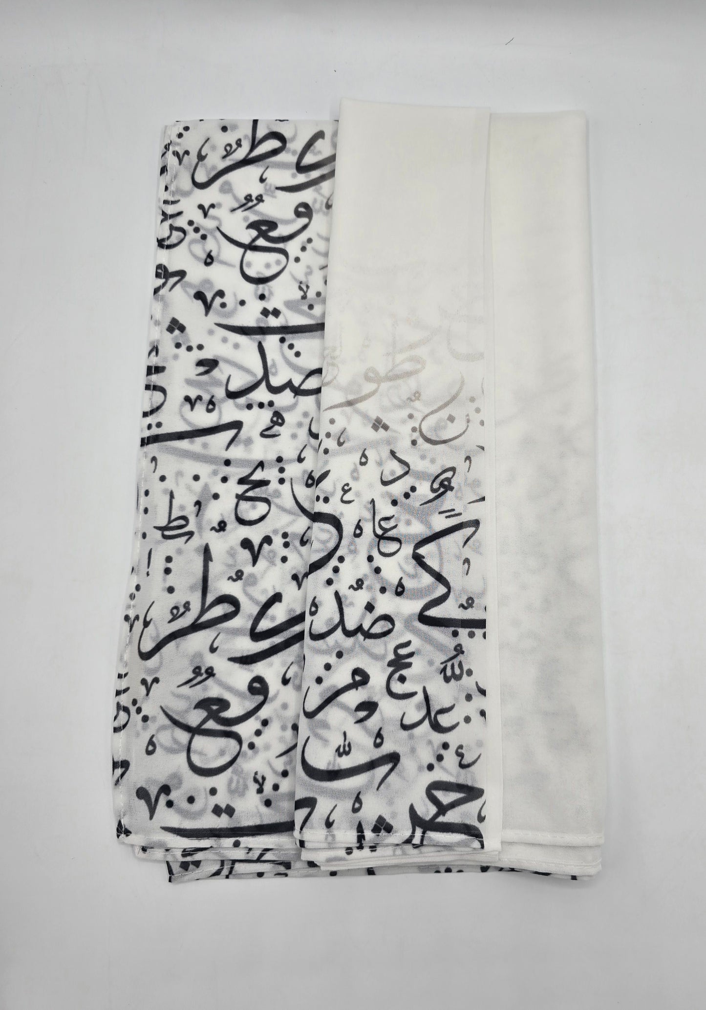 Krepp-Hijab mit arabischem Buchstabendruck (كريب مطبع أحرف عربي القماشة كريب)