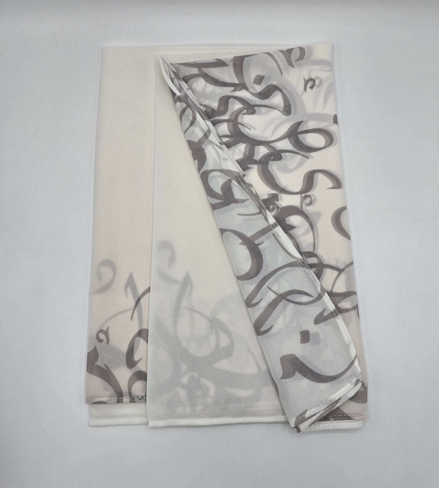 Krepp-Hijab mit arabischem Buchstabendruck (كريب مطبع أحرف عربي القماشة كريب)