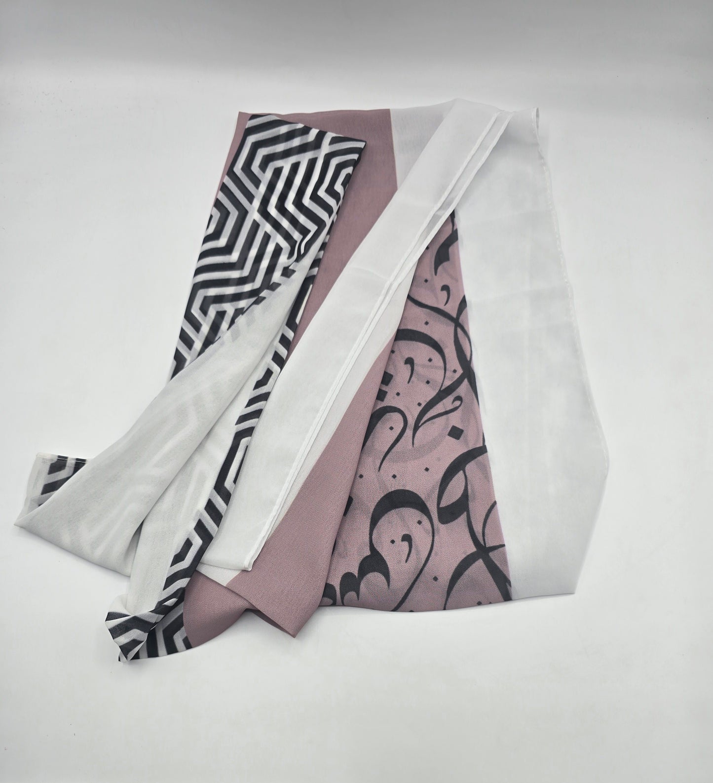 Krepp-Hijab mit arabischem Buchstabendruck (كريب مطبع أحرف عربي القماشة كريب)