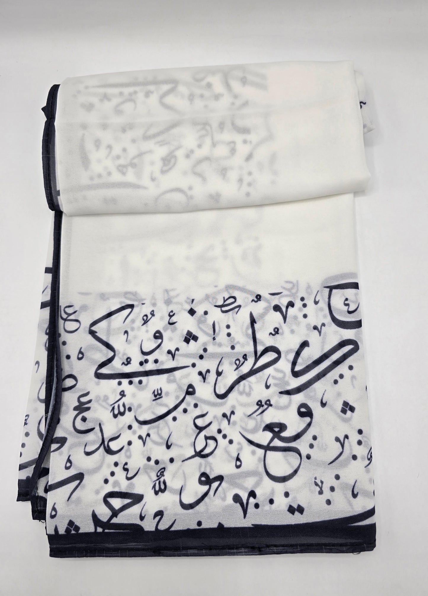 Krepp-Hijab mit arabischem Buchstabendruck (كريب مطبع أحرف عربي القماشة كريب)