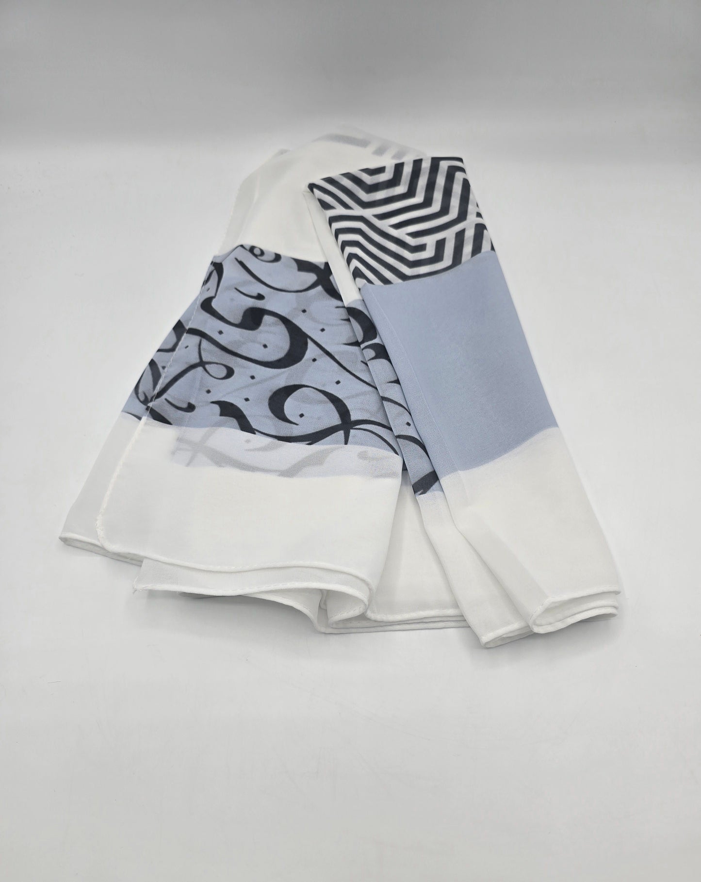 Krepp-Hijab mit arabischem Buchstabendruck (كريب مطبع أحرف عربي القماشة كريب)