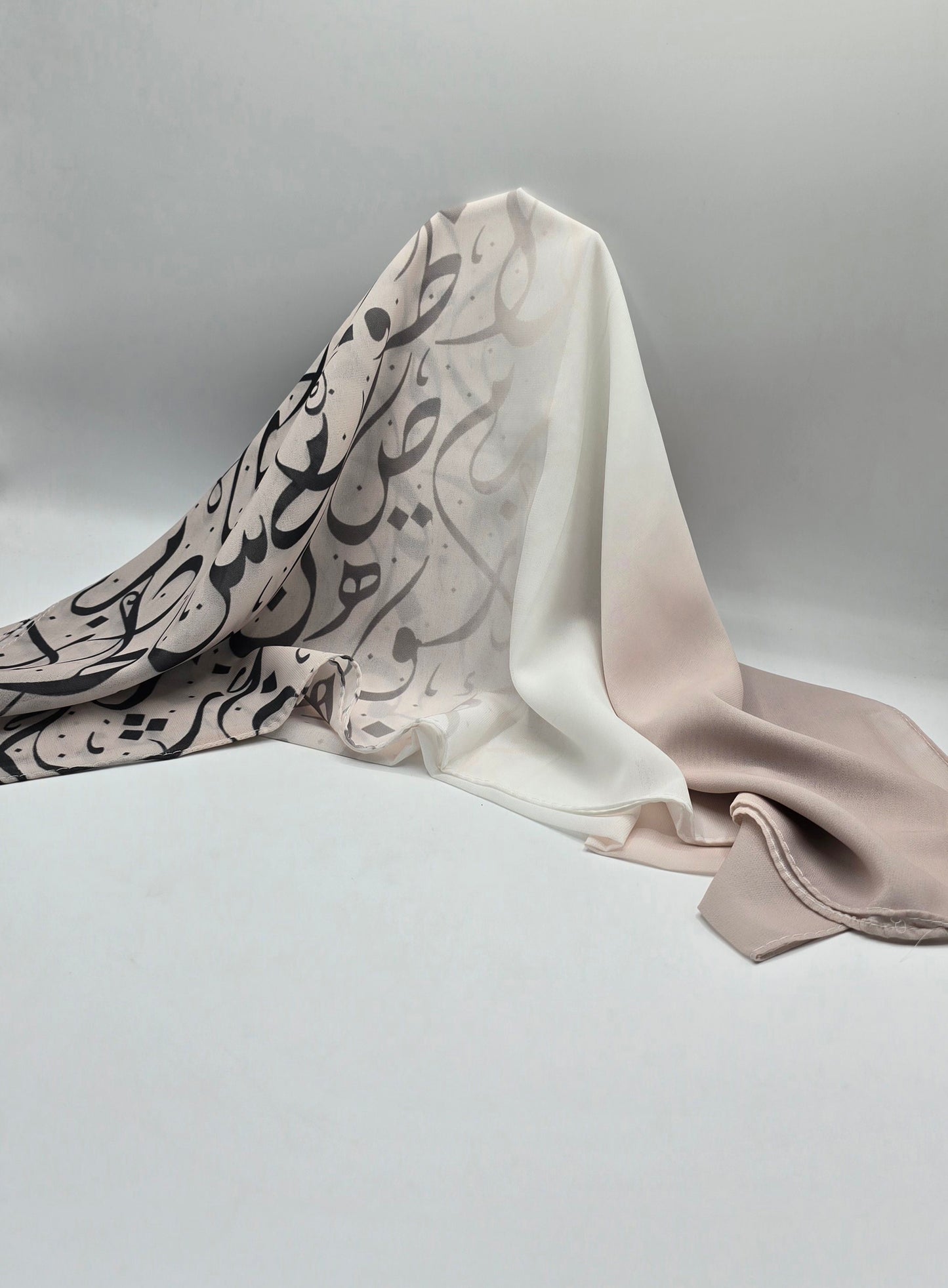 Krepp-Hijab mit arabischem Buchstabendruck (كريب مطبع أحرف عربي القماشة كريب)