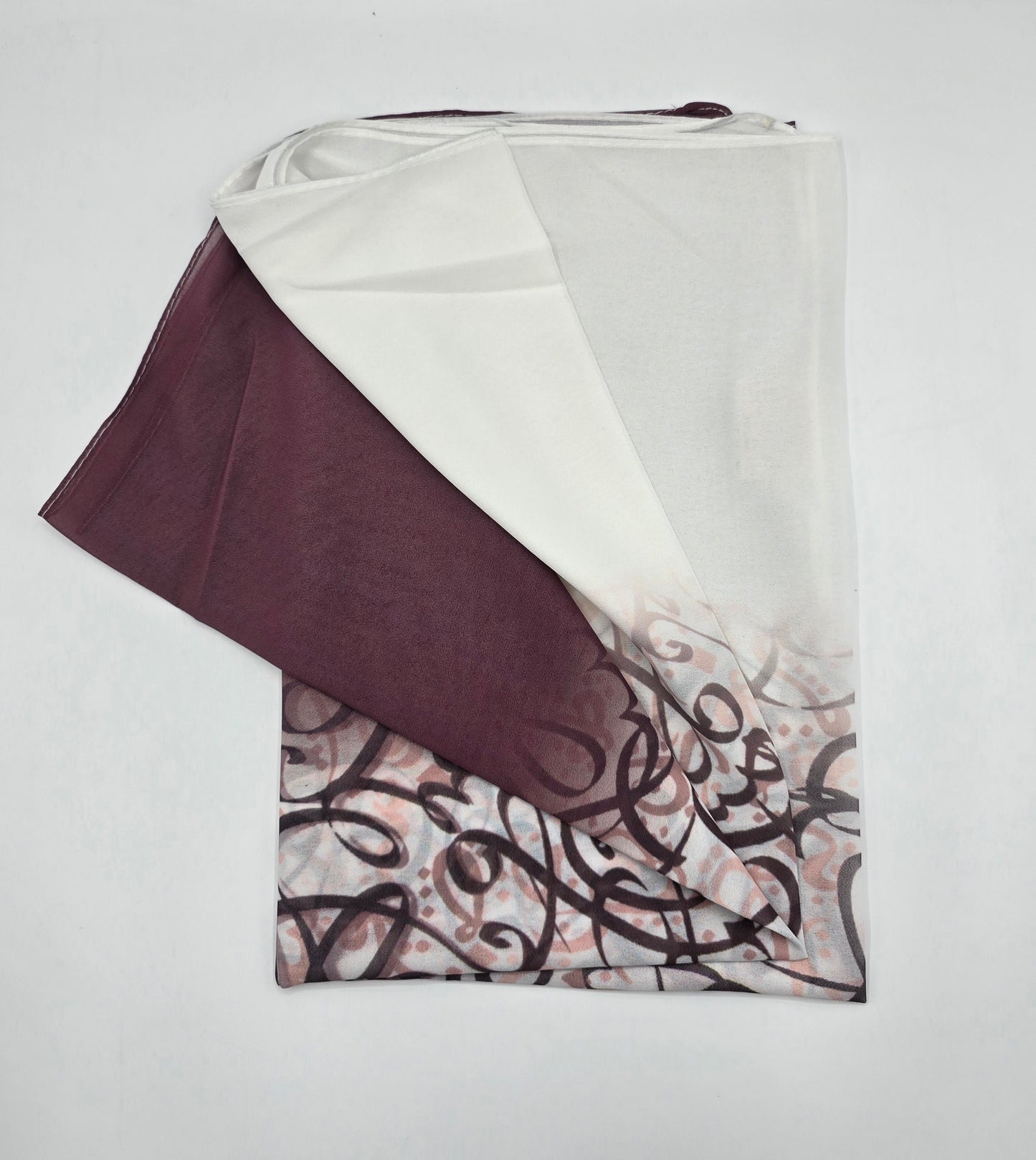 Krepp-Hijab mit arabischem Buchstabendruck (كريب مطبع أحرف عربي القماشة كريب)