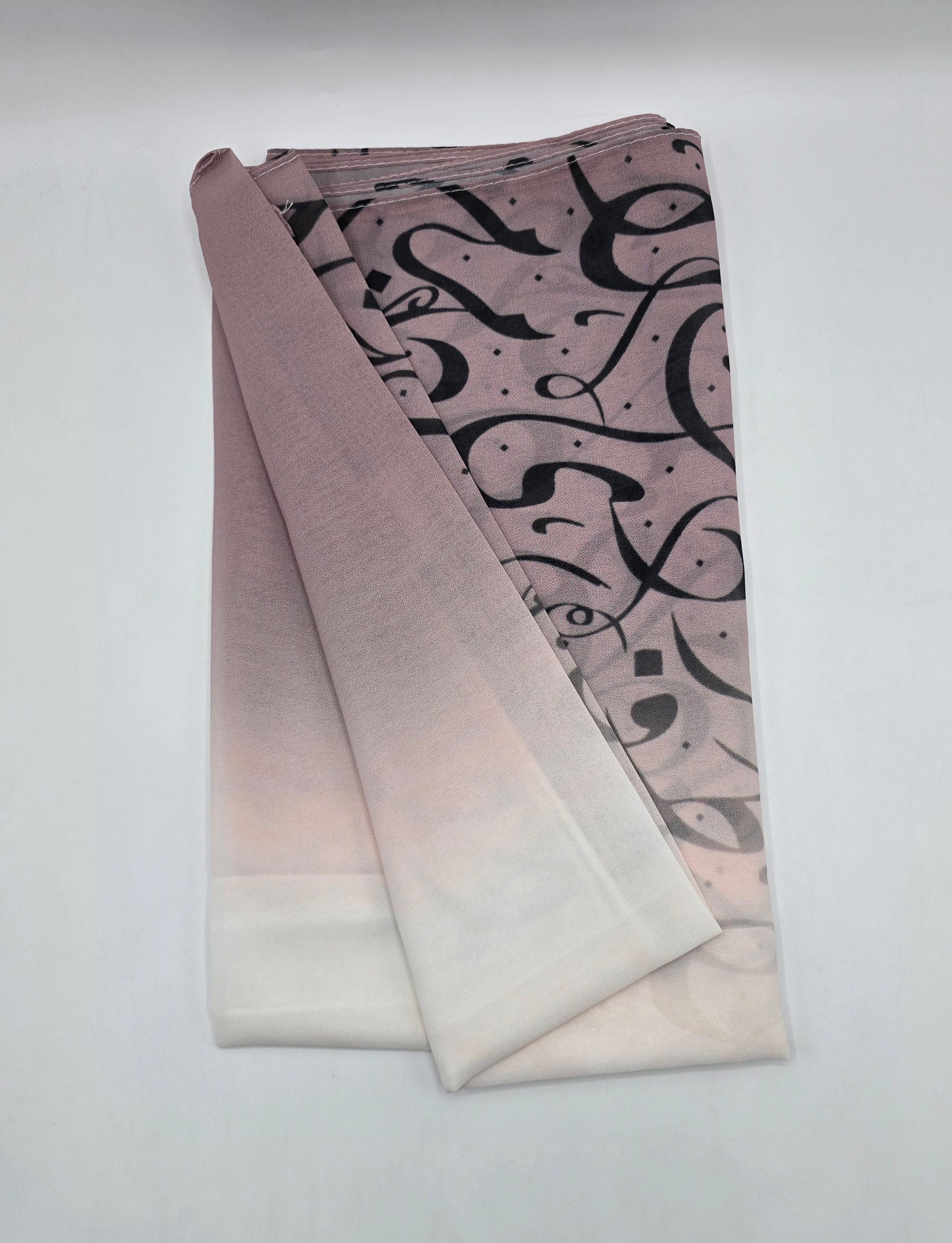 Krepp-Hijab mit arabischem Buchstabendruck (كريب مطبع أحرف عربي القماشة كريب)
