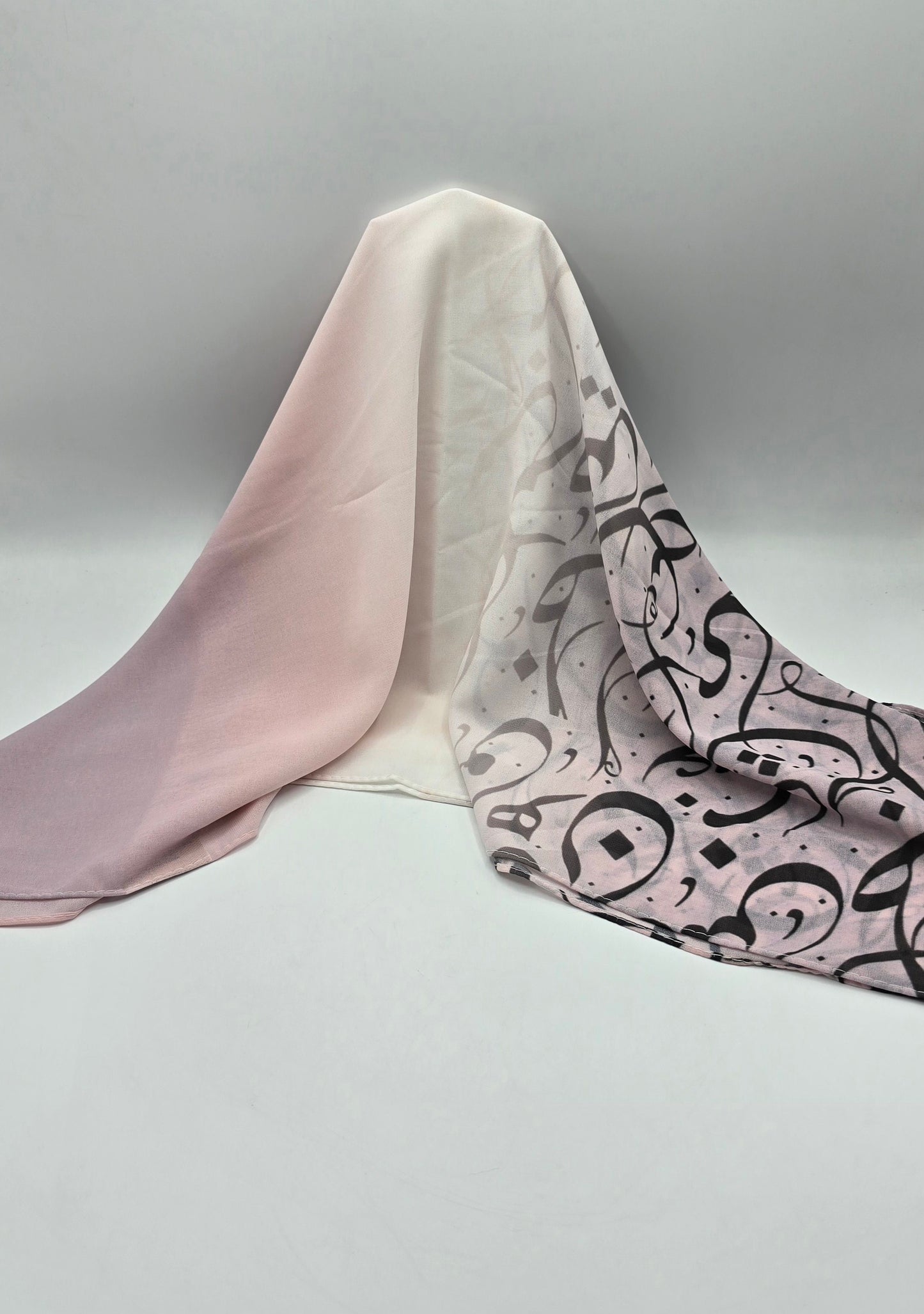 Krepp-Hijab mit arabischem Buchstabendruck (كريب مطبع أحرف عربي القماشة كريب)