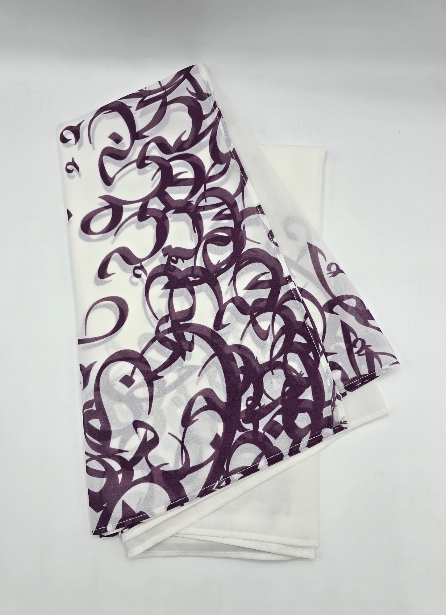 Krepp-Hijab mit arabischem Buchstabendruck (كريب مطبع أحرف عربي القماشة كريب)