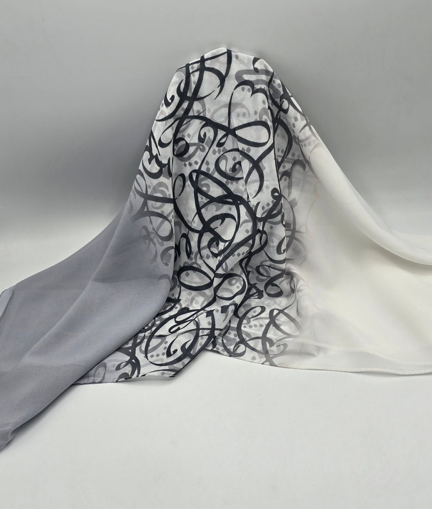 Krepp-Hijab mit arabischem Buchstabendruck (كريب مطبع أحرف عربي القماشة كريب)