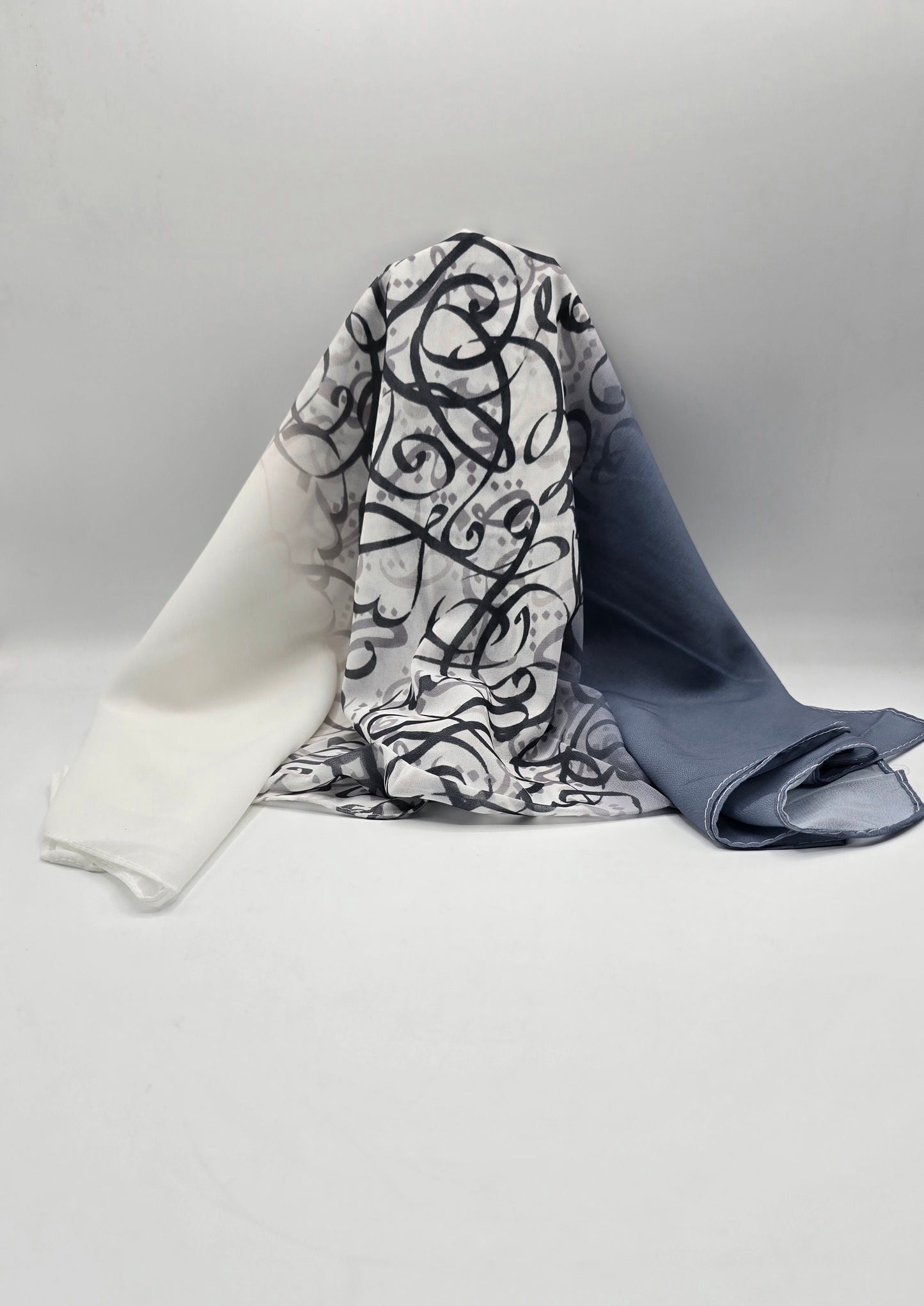 Krepp-Hijab mit arabischem Buchstabendruck (كريب مطبع أحرف عربي القماشة كريب)