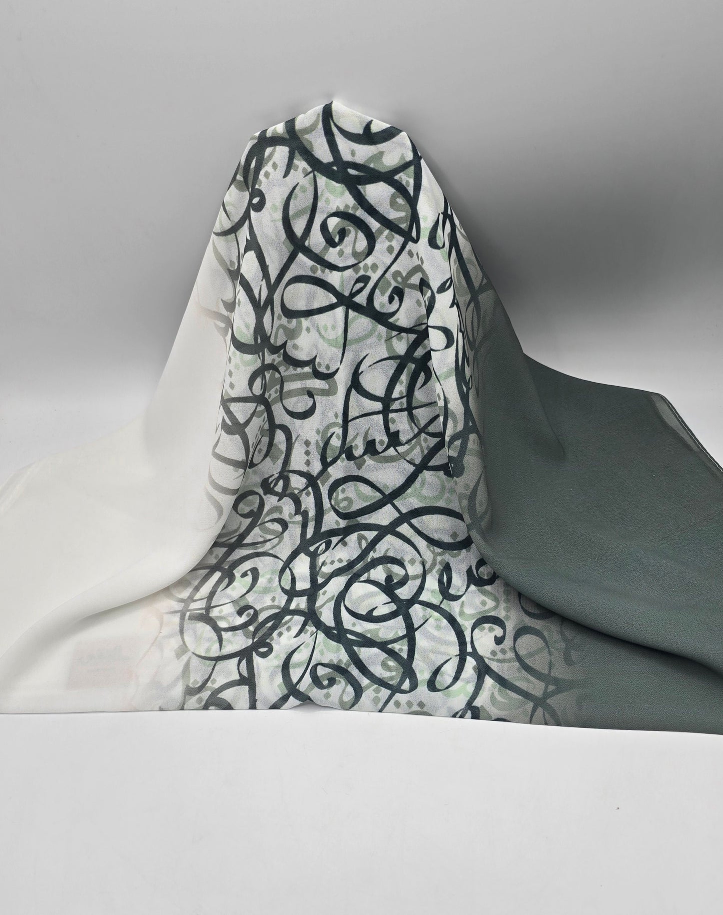 Krepp-Hijab mit arabischem Buchstabendruck (كريب مطبع أحرف عربي القماشة كريب)