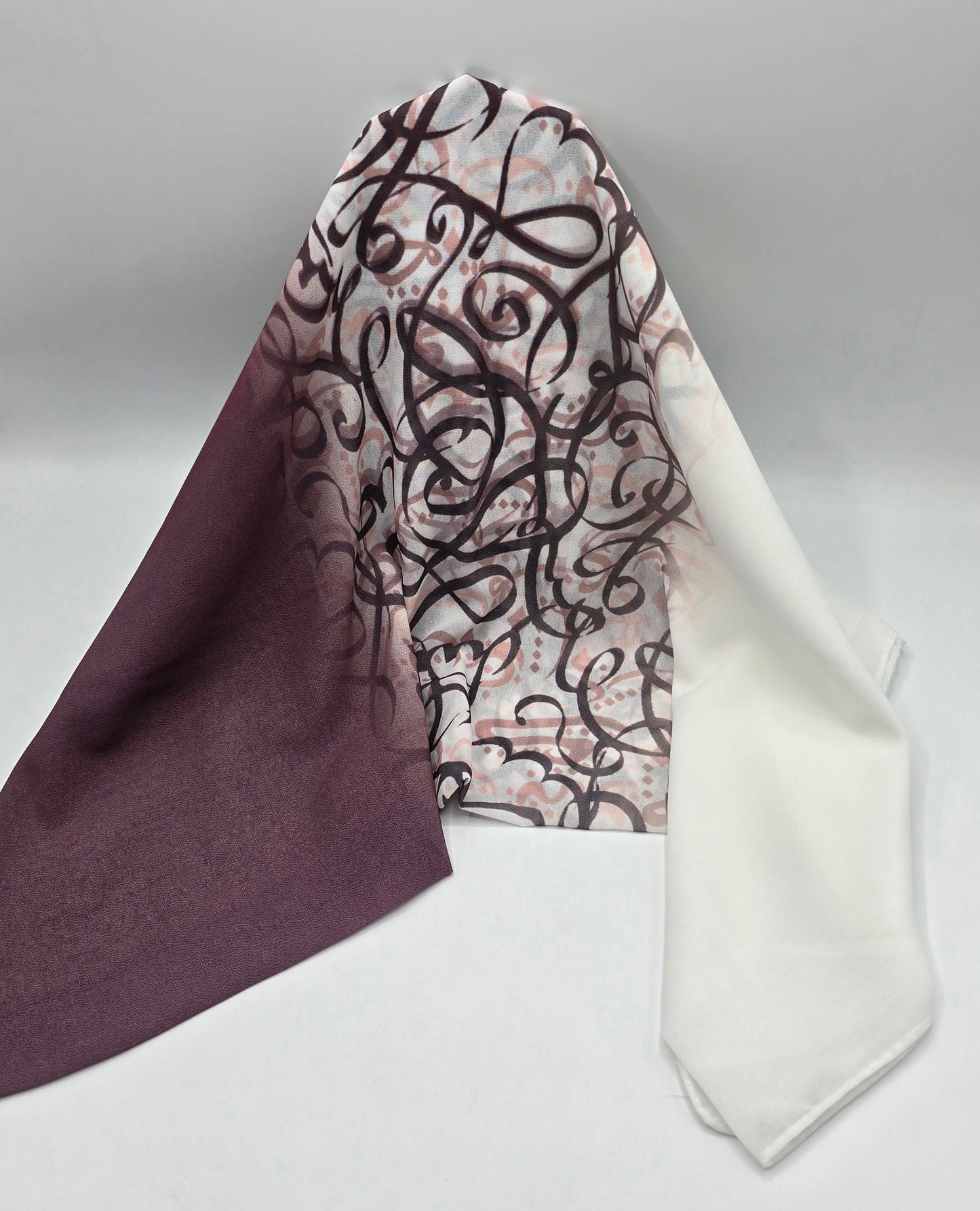 Krepp-Hijab mit arabischem Buchstabendruck (كريب مطبع أحرف عربي القماشة كريب)