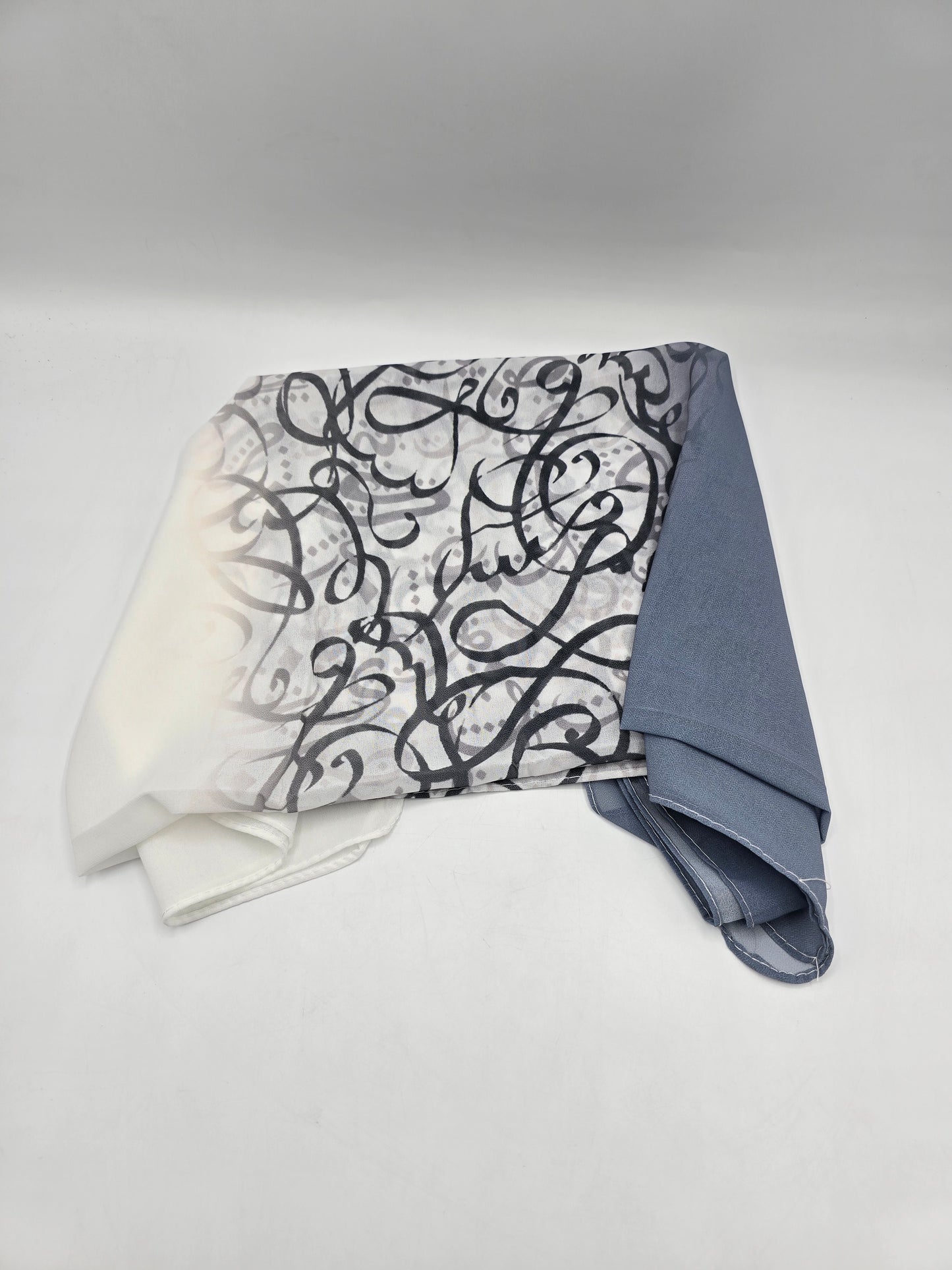 Krepp-Hijab mit arabischem Buchstabendruck (كريب مطبع أحرف عربي القماشة كريب)