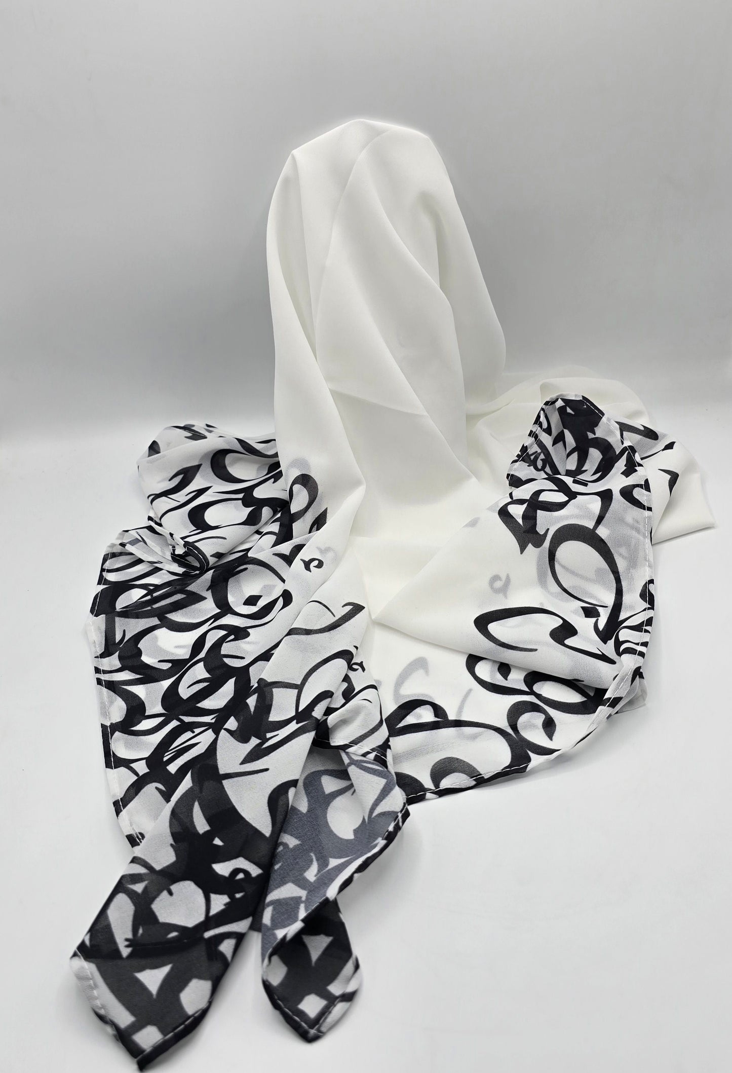 Krepp-Hijab mit arabischem Buchstabendruck (كريب مطبع أحرف عربي القماشة كريب)