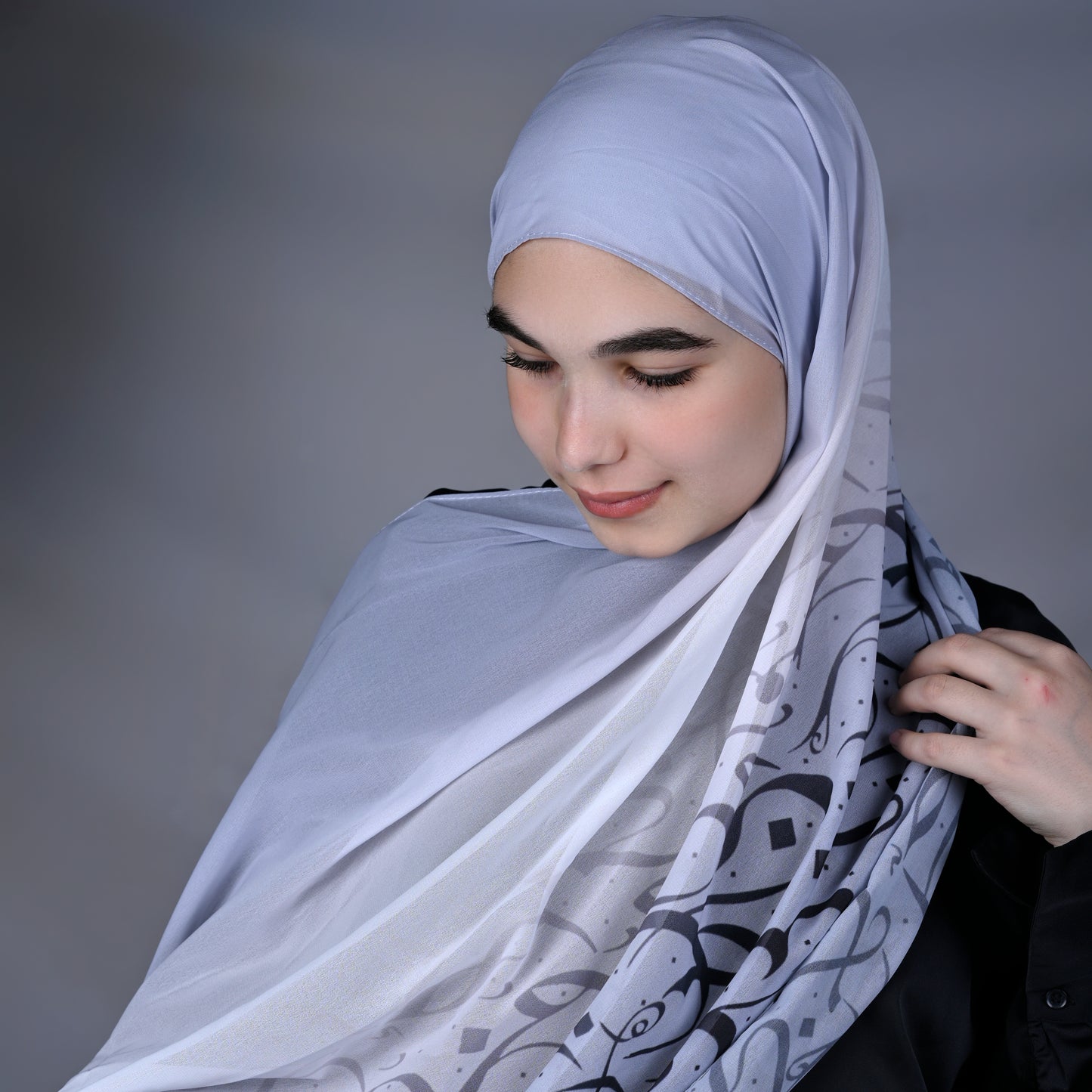 Krepp-Hijab mit arabischem Buchstabendruck (كريب مطبع أحرف عربي القماشة كريب)