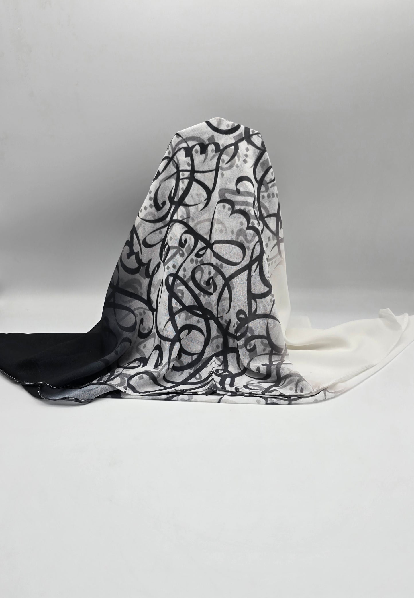 Krepp-Hijab mit arabischem Buchstabendruck (كريب مطبع أحرف عربي القماشة كريب)