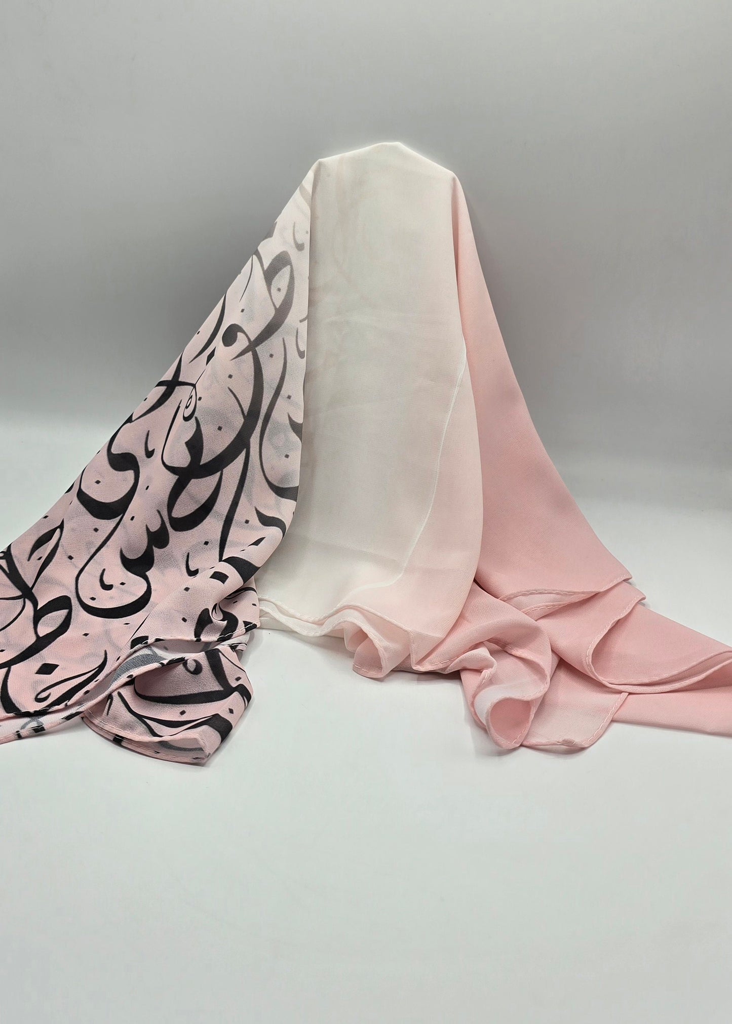 Krepp-Hijab mit arabischem Buchstabendruck (كريب مطبع أحرف عربي القماشة كريب)