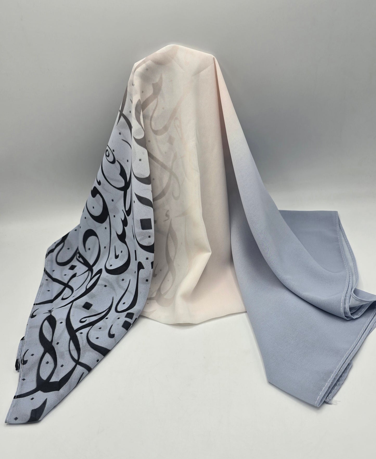 Krepp-Hijab mit arabischem Buchstabendruck (كريب مطبع أحرف عربي القماشة كريب)