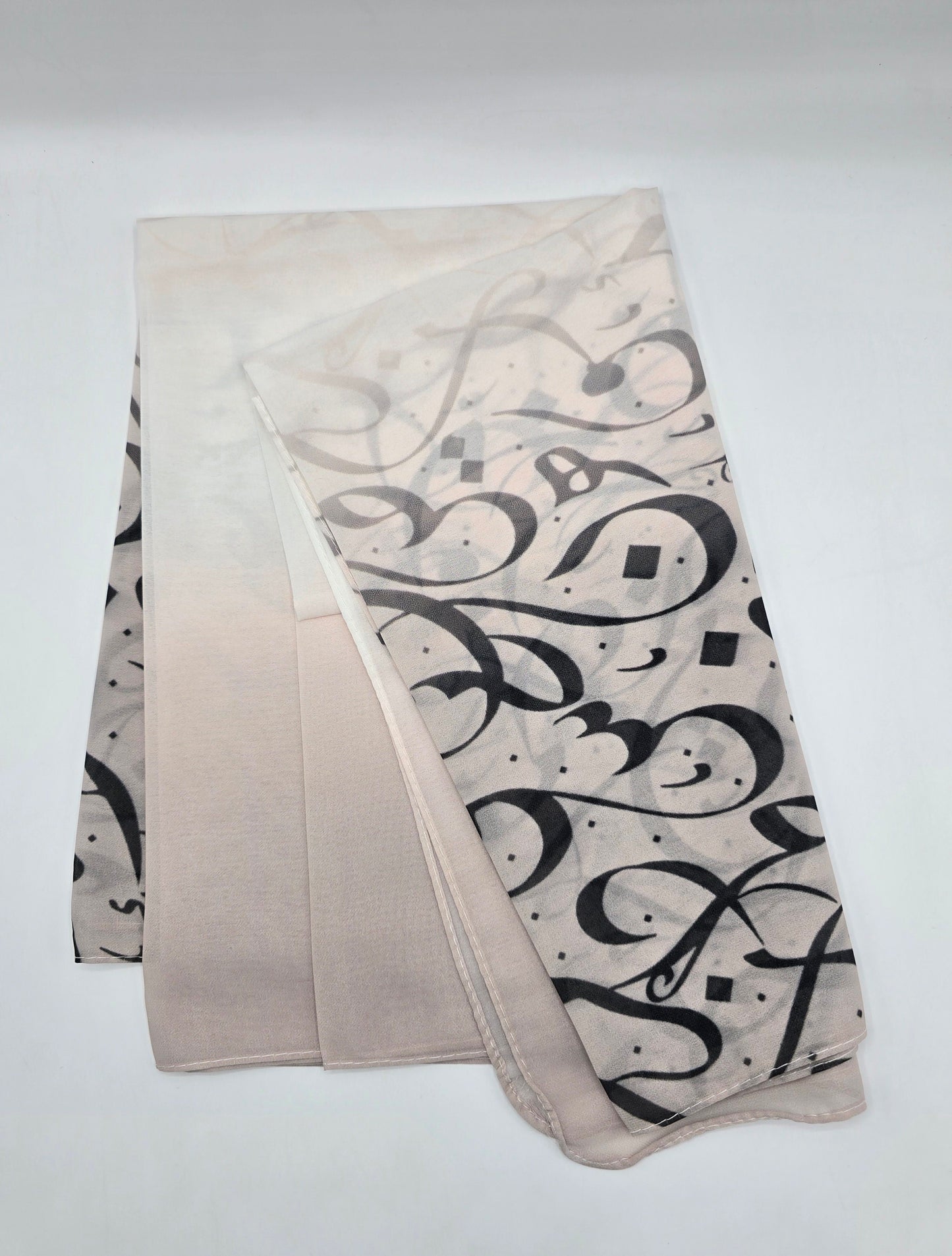 Krepp-Hijab mit arabischem Buchstabendruck (كريب مطبع أحرف عربي القماشة كريب)