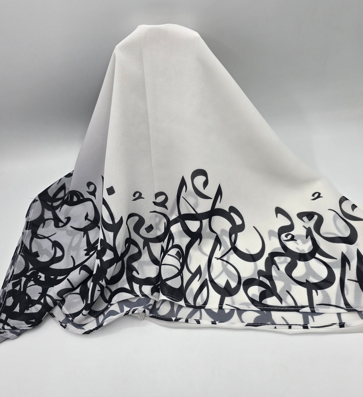 Krepp-Hijab mit arabischem Buchstabendruck (كريب مطبع أحرف عربي القماشة كريب)