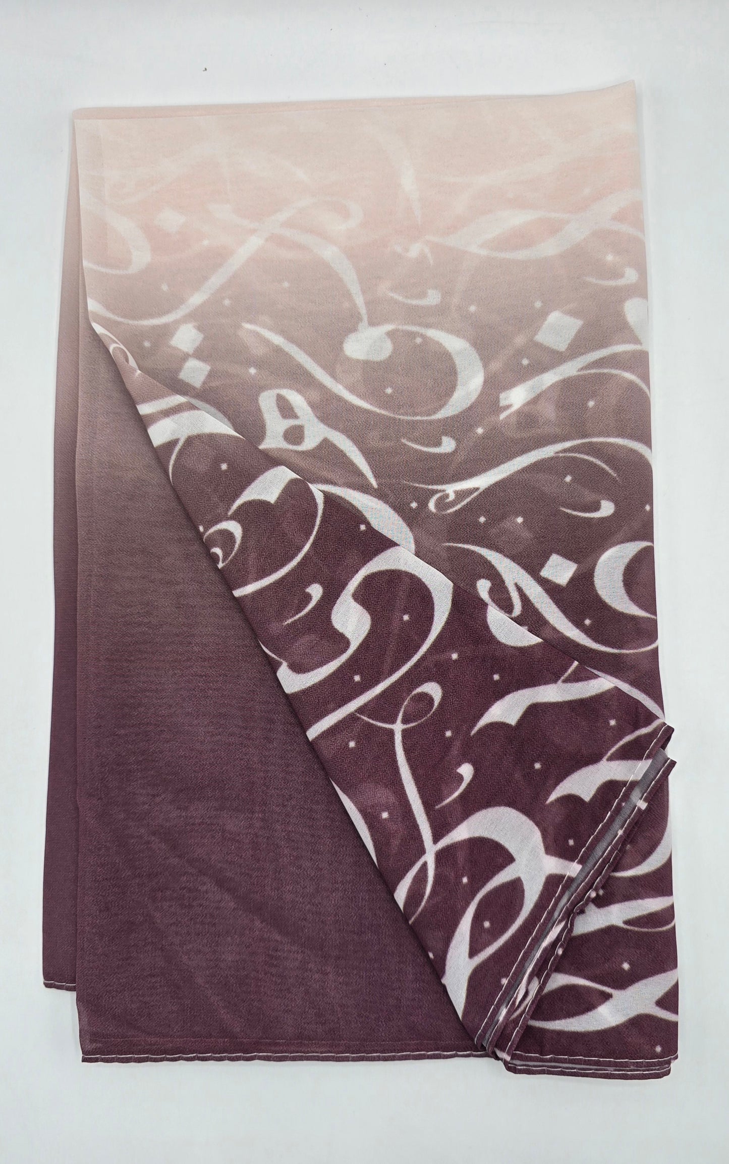 Krepp-Hijab mit arabischem Buchstabendruck (كريب مطبع أحرف عربي القماشة كريب)