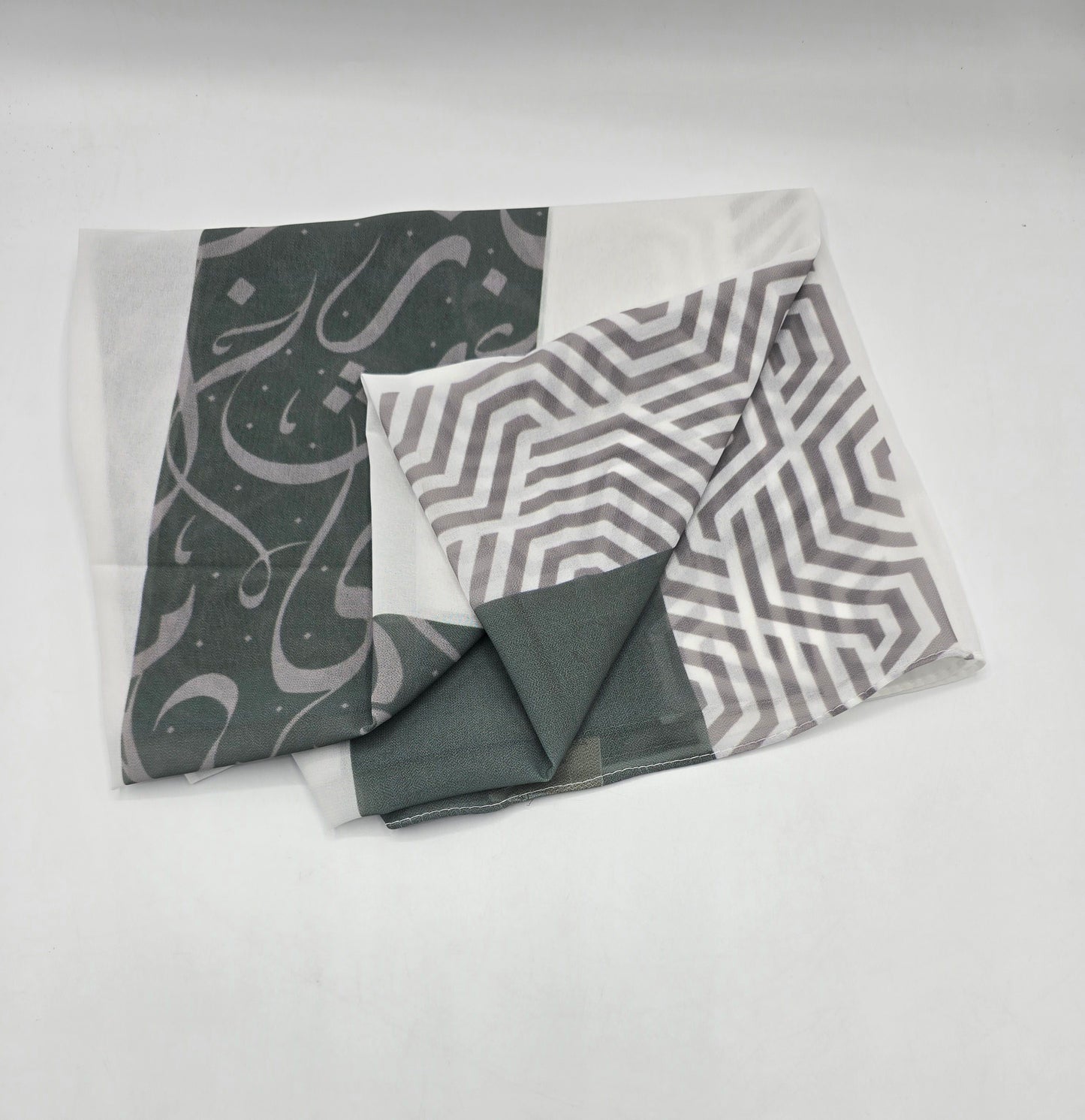 Krepp-Hijab mit arabischem Buchstabendruck (كريب مطبع أحرف عربي القماشة كريب)