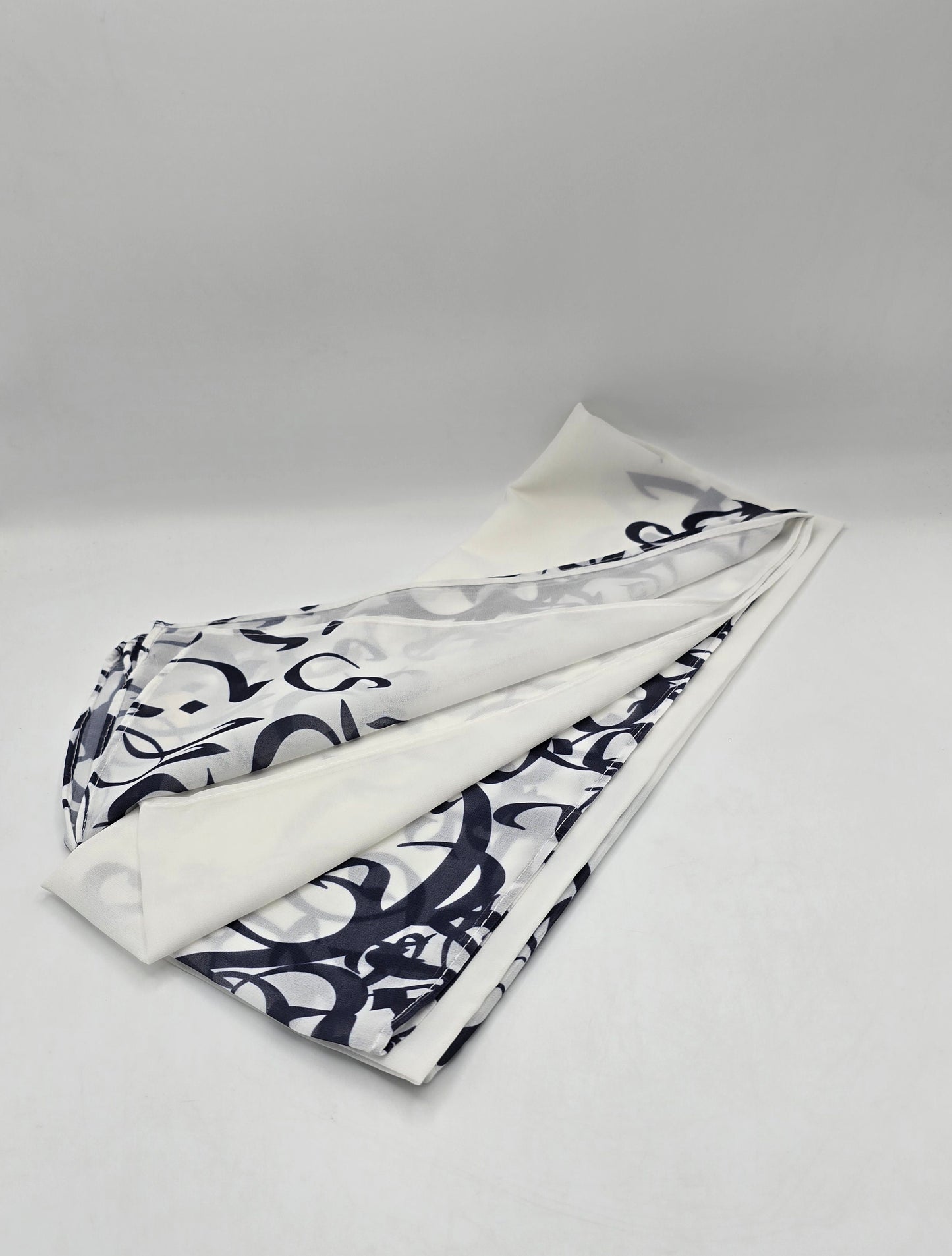 Krepp-Hijab mit arabischem Buchstabendruck (كريب مطبع أحرف عربي القماشة كريب)