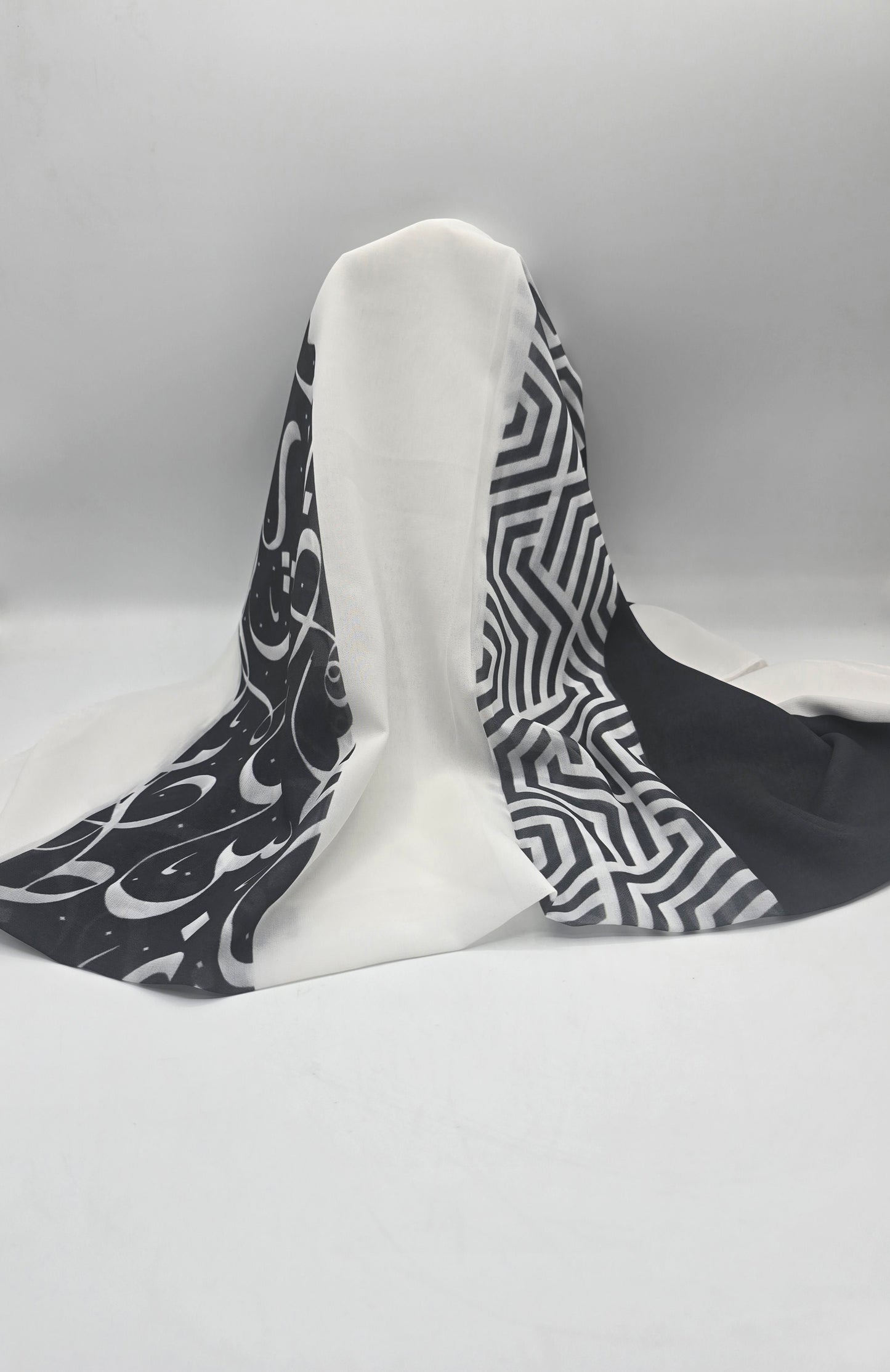 Krepp-Hijab mit arabischem Buchstabendruck (كريب مطبع أحرف عربي القماشة كريب)