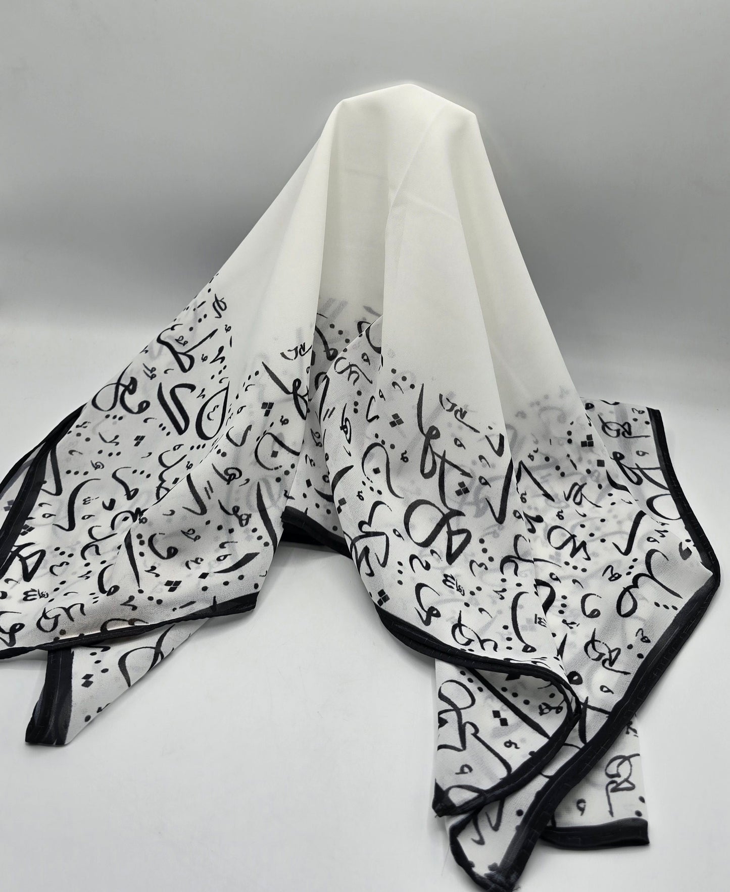 Krepp-Hijab mit arabischem Buchstabendruck (كريب مطبع أحرف عربي القماشة كريب)