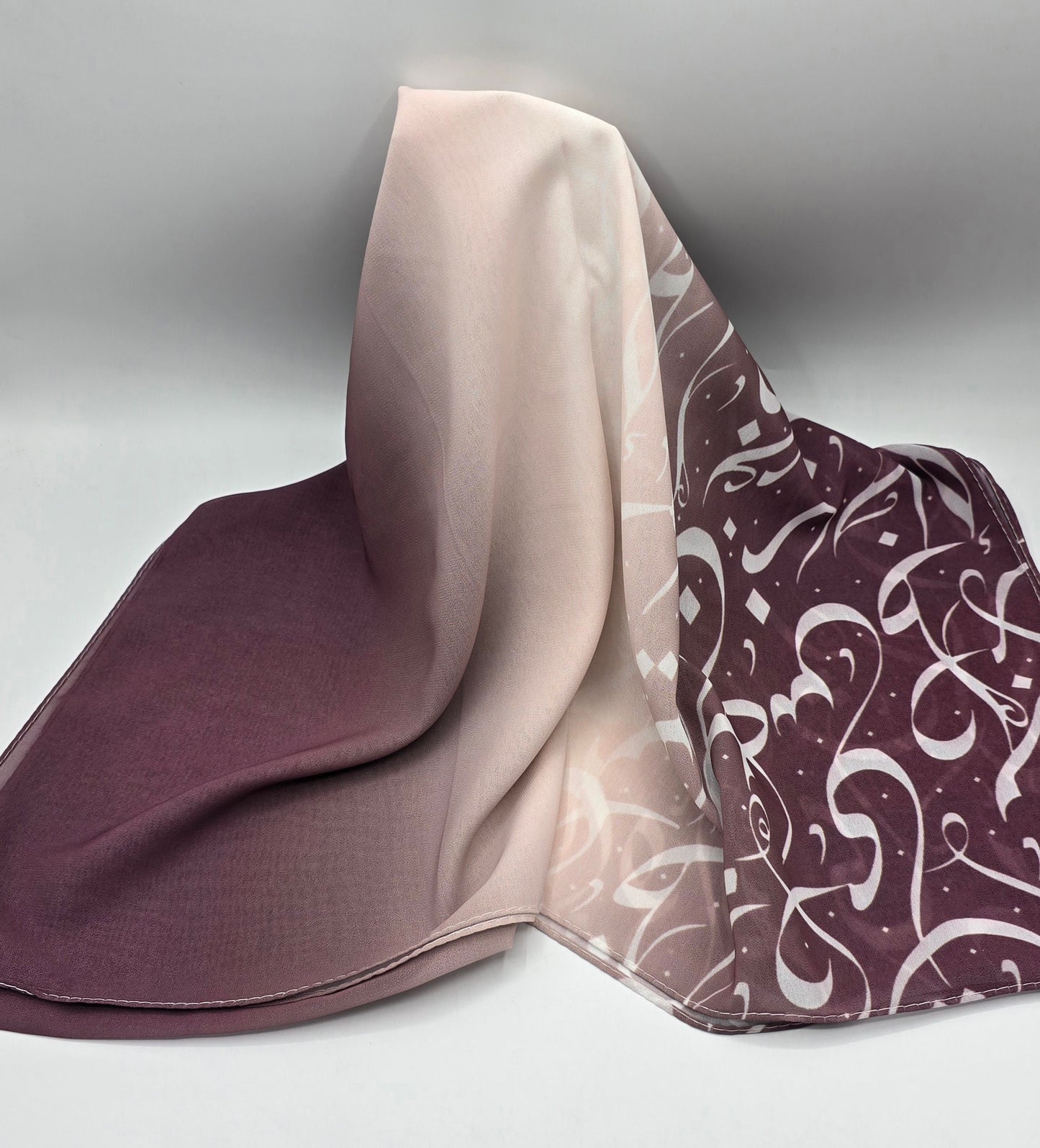 Krepp-Hijab mit arabischem Buchstabendruck (كريب مطبع أحرف عربي القماشة كريب)